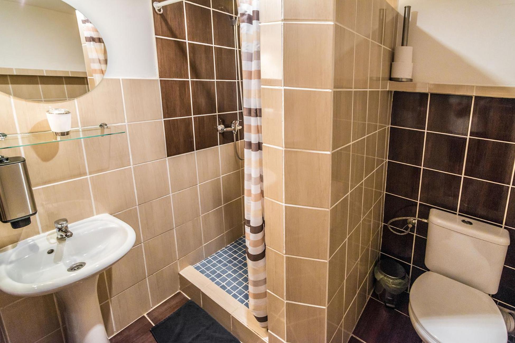 Standard Twin Room - Photo 4