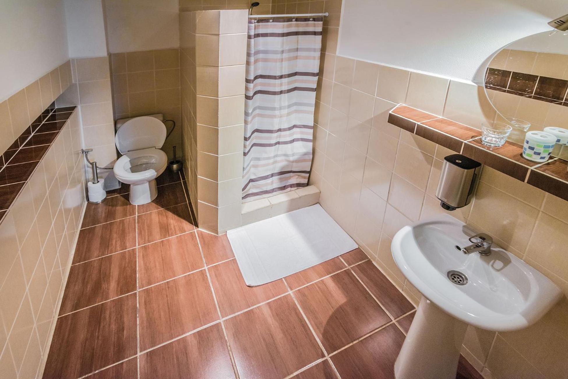 Standard Twin Room - Photo 2