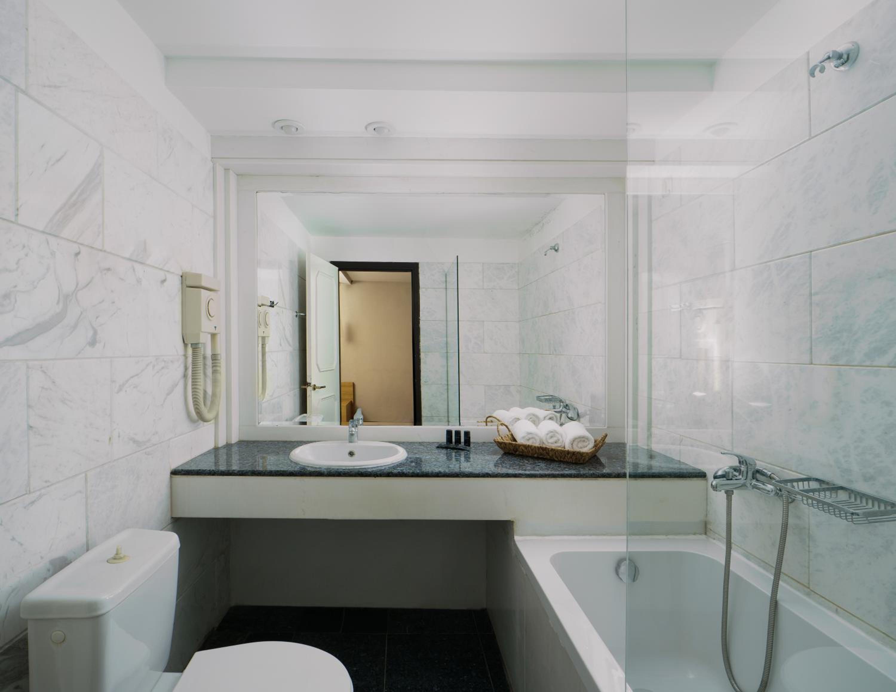 Deluxe Double or Twin Room with Garden View thumbnail 6