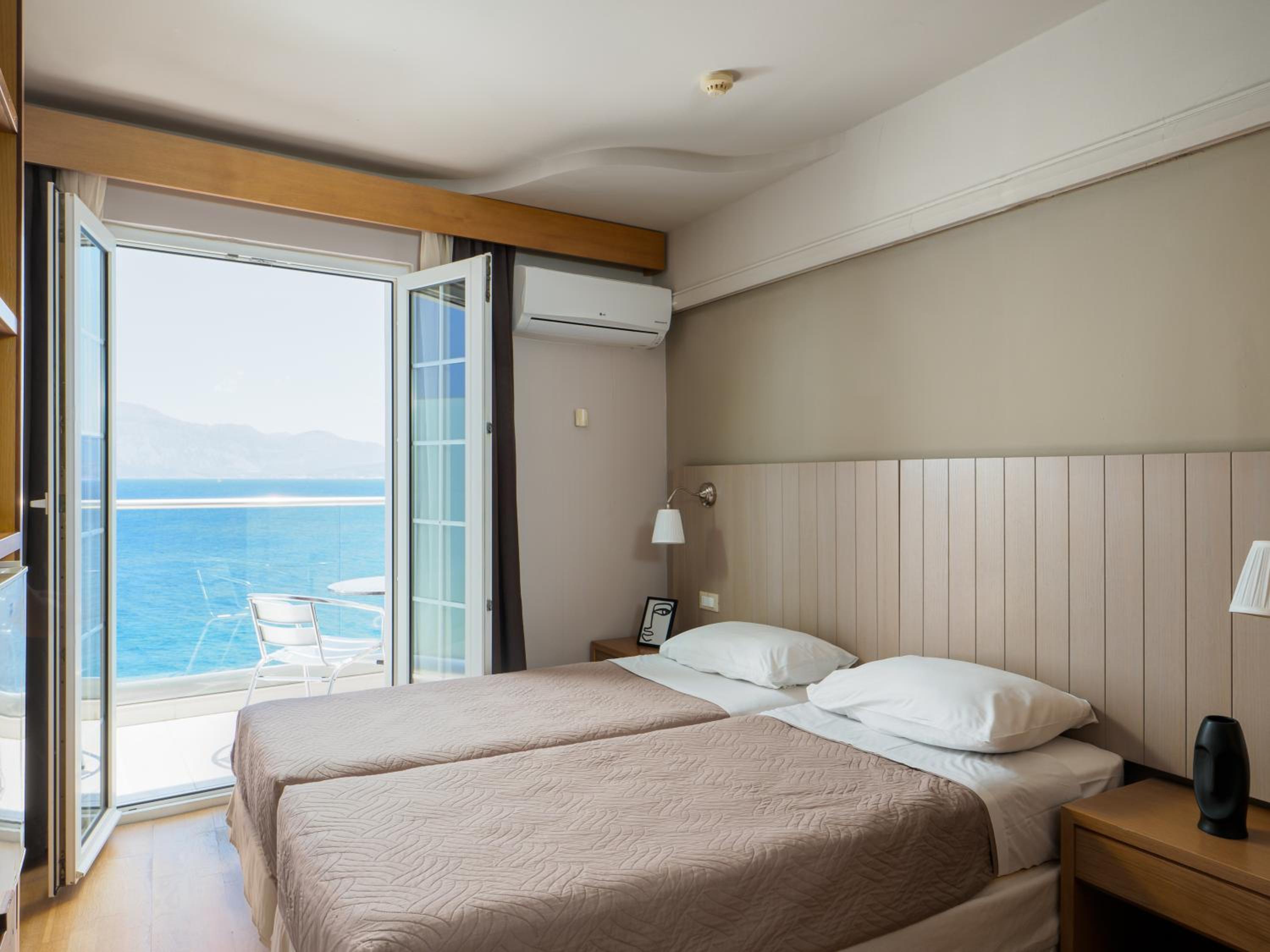 Superior Triple Room with Sea View thumbnail 6