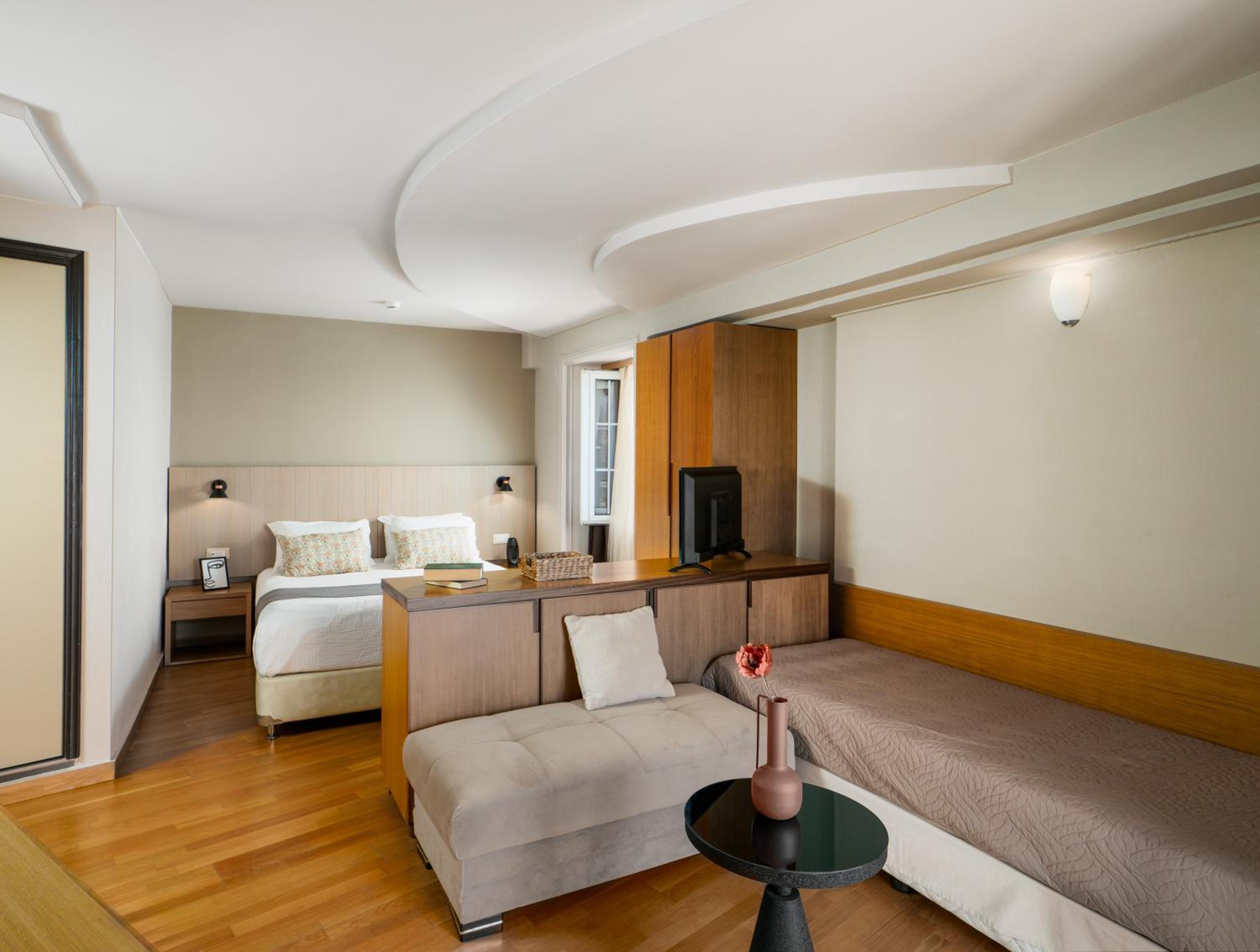 Superior Triple Room with Sea View thumbnail 5