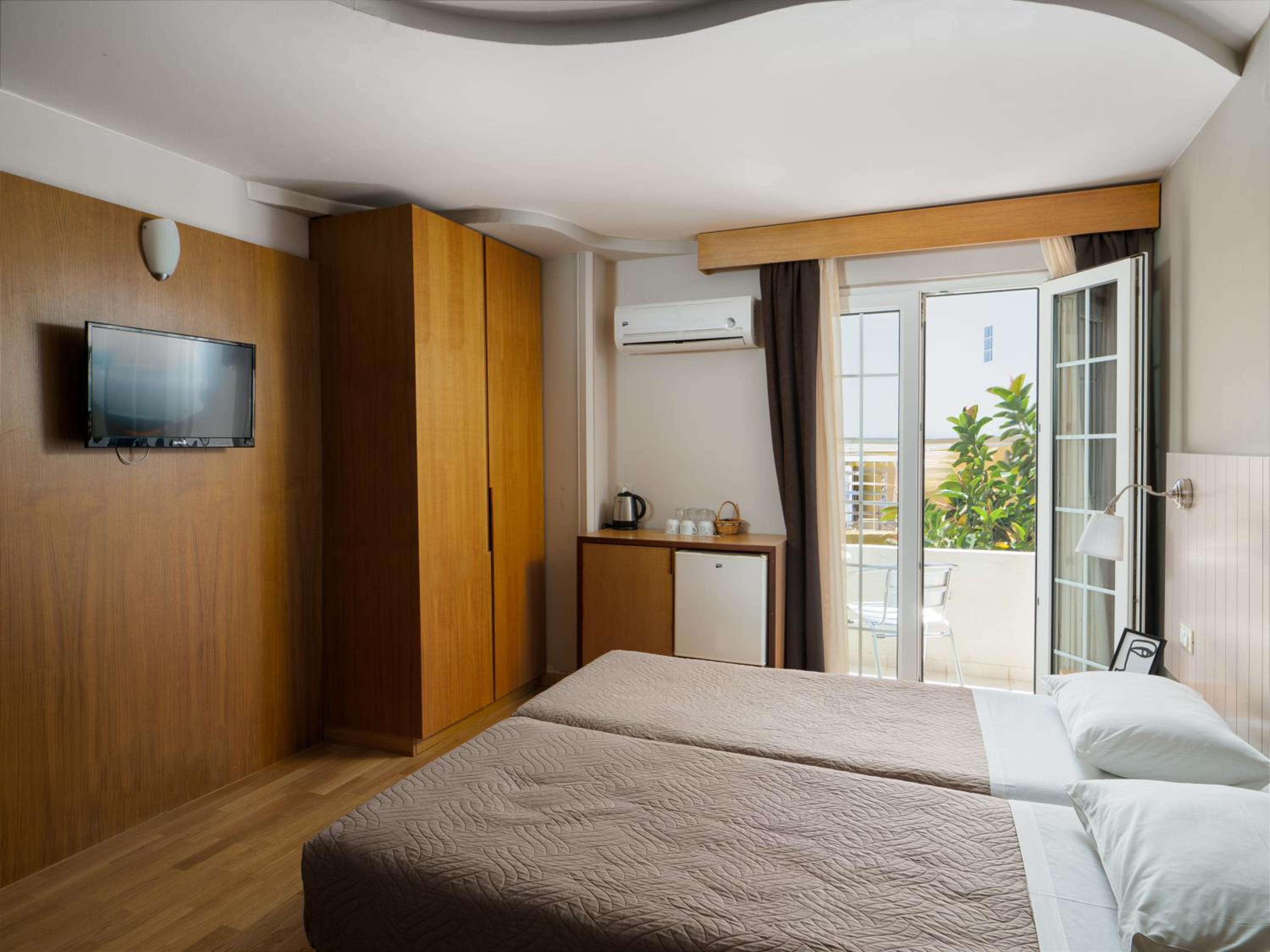 Deluxe Double or Twin Room with Garden View thumbnail 5