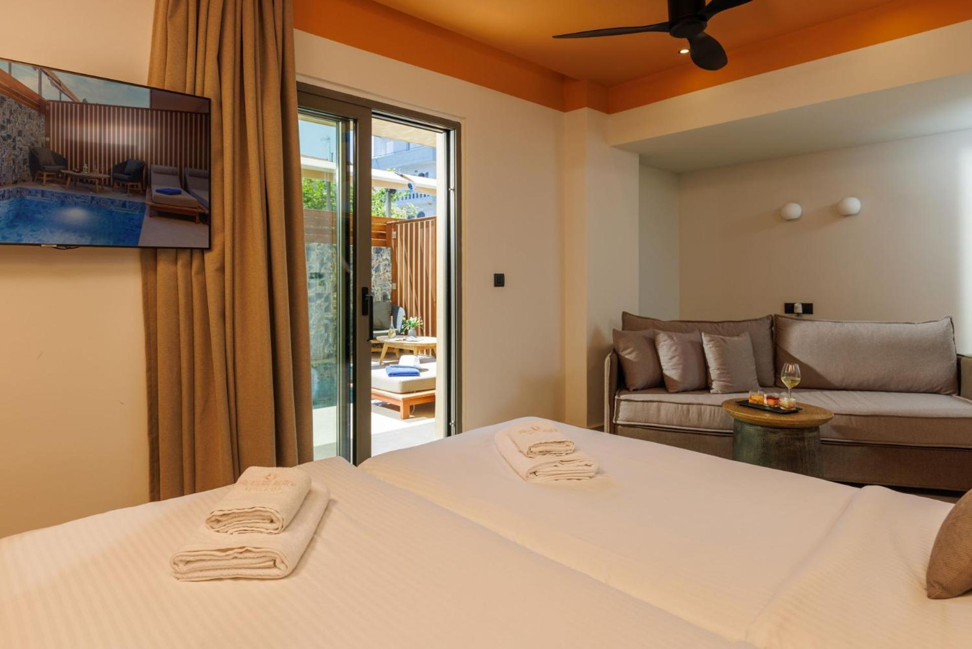 Junior Suite with Private Pool - Photo 19