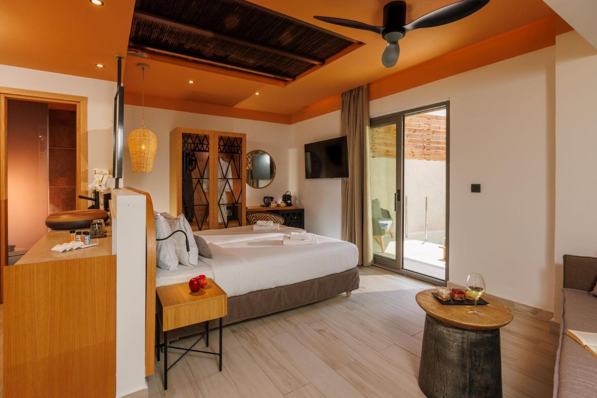 Junior Suite with Private Pool - Photo 15