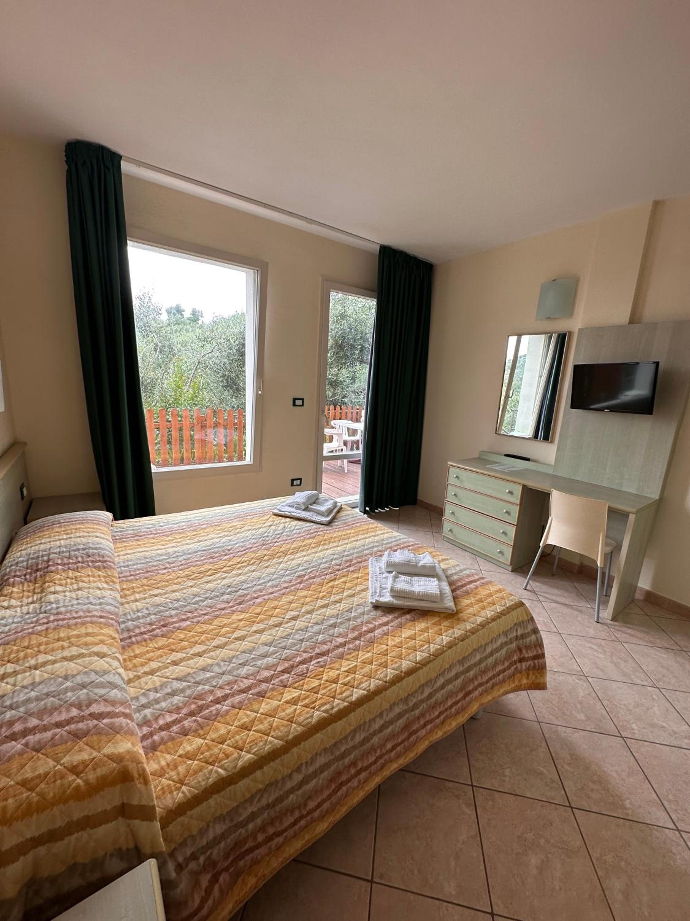 One-Bedroom Apartment (5 Adults) photo 1