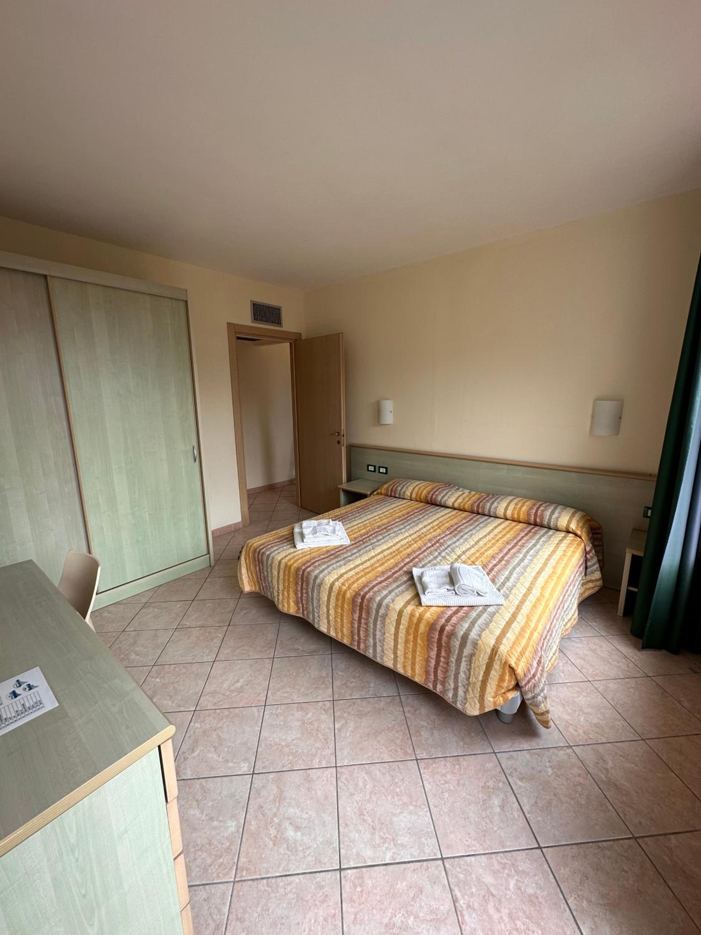 One-Bedroom Apartment (5 Adults) photo 2
