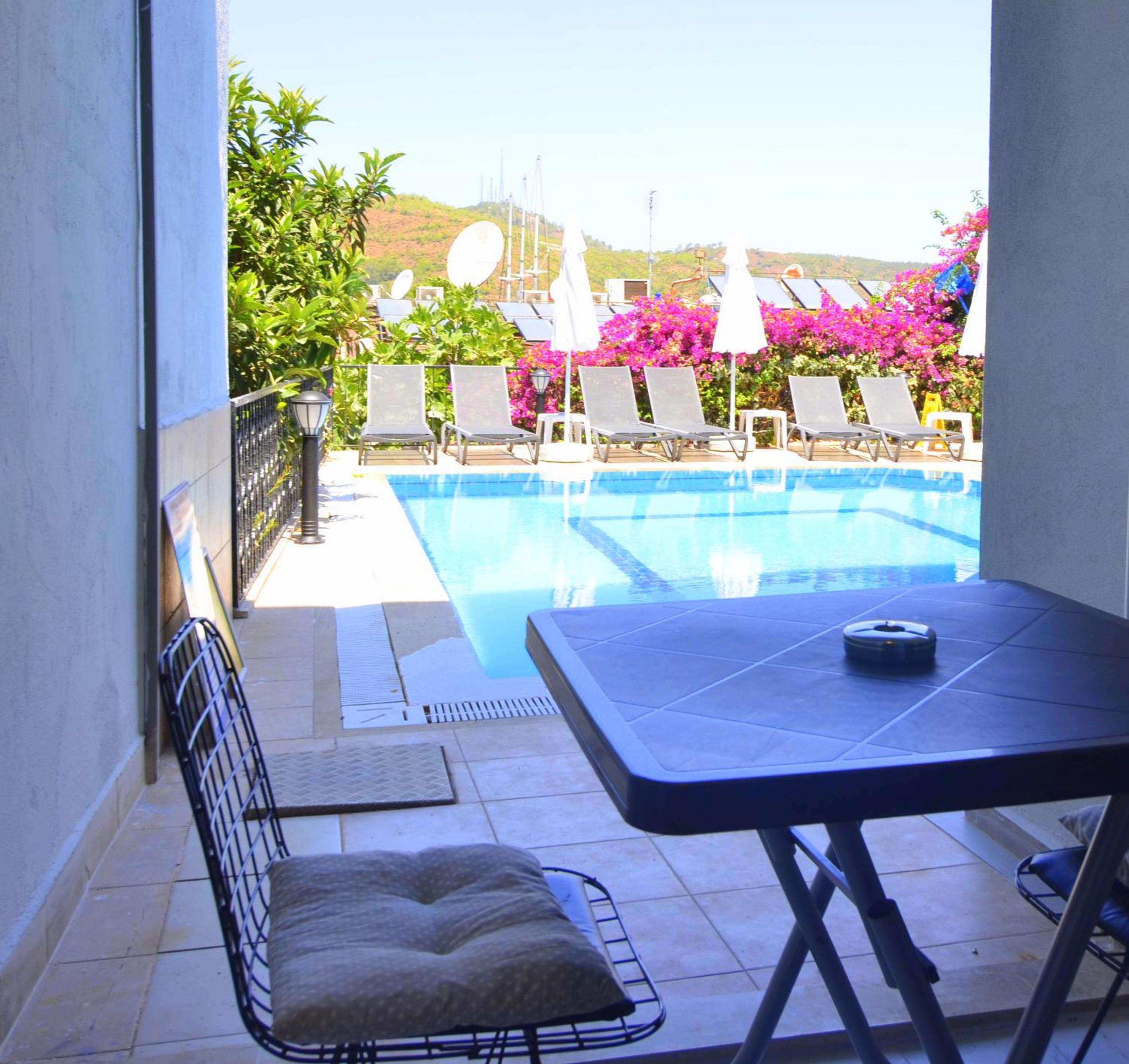 Queen Room with Pool View - Photo 7