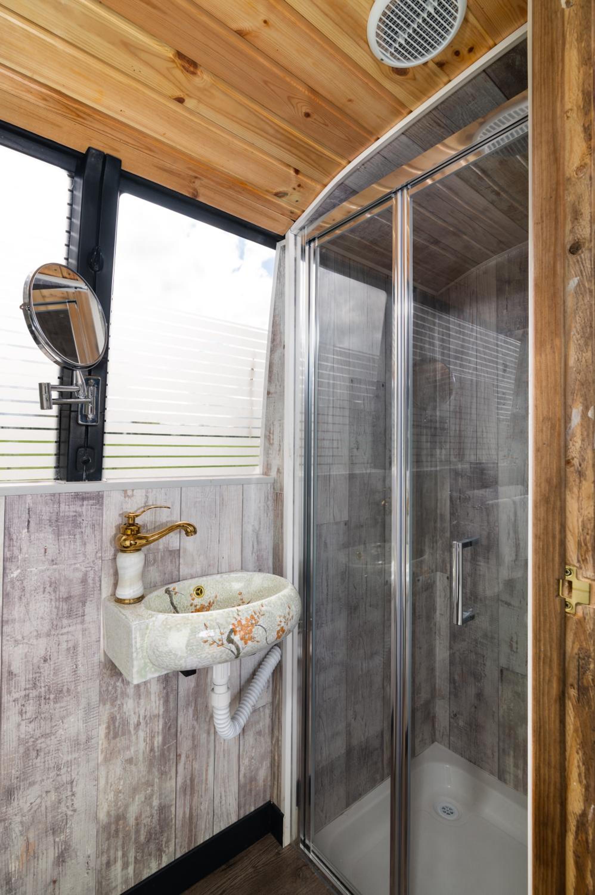 Family Room with Private Bathroom photo 3