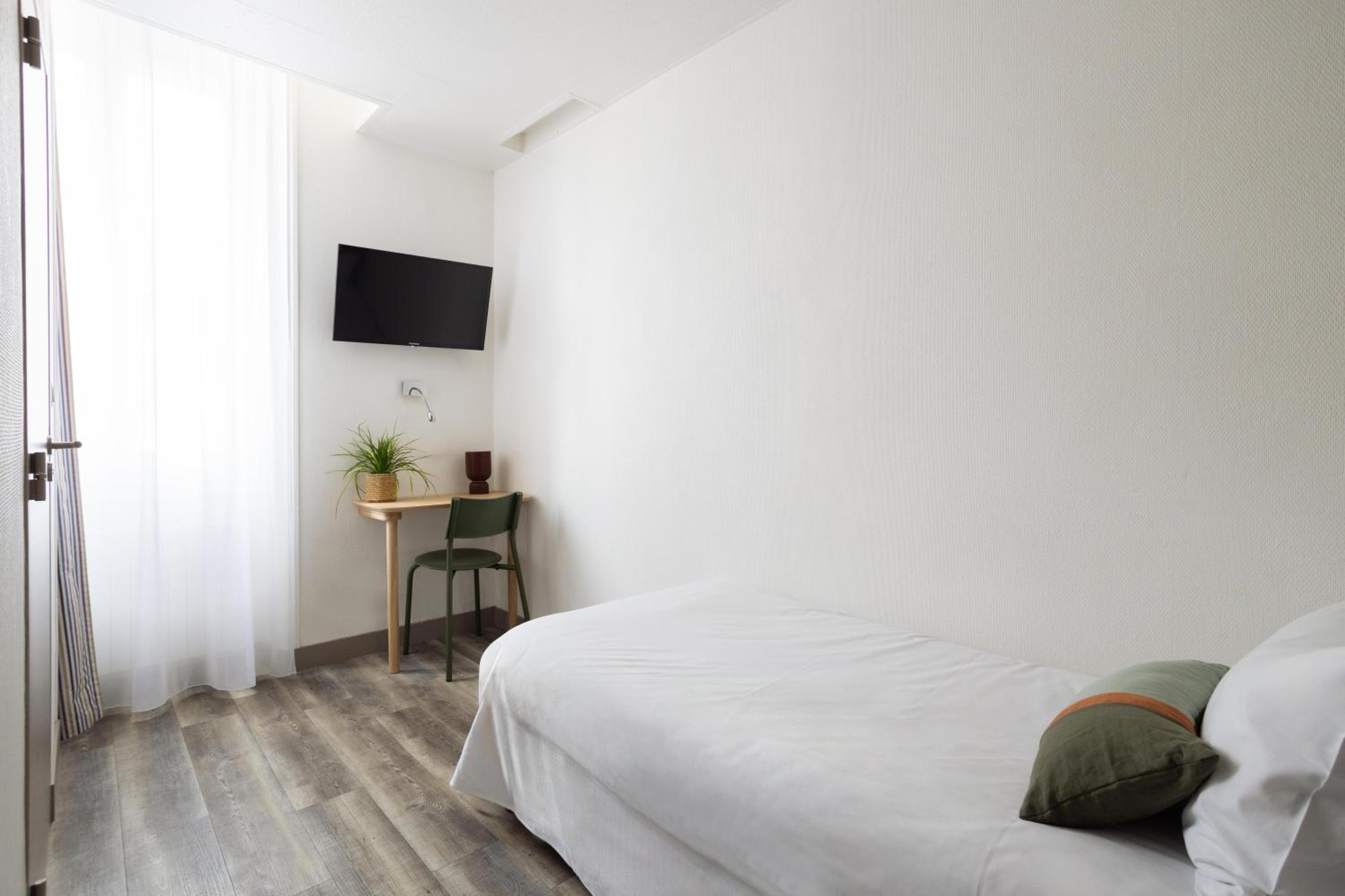 Compact Single Room photo 2