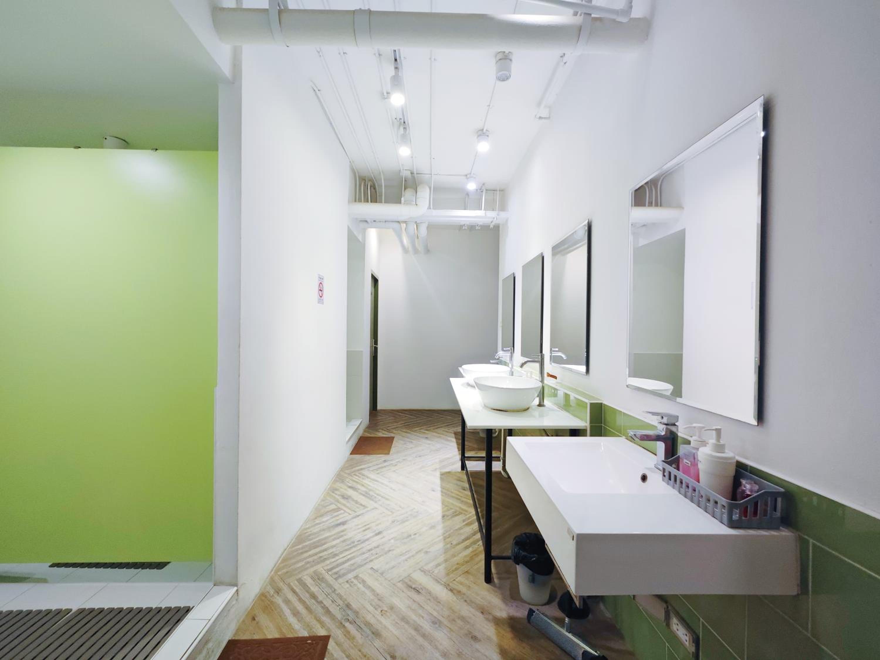 Single Room with Shared Shower and Toilet photo 3