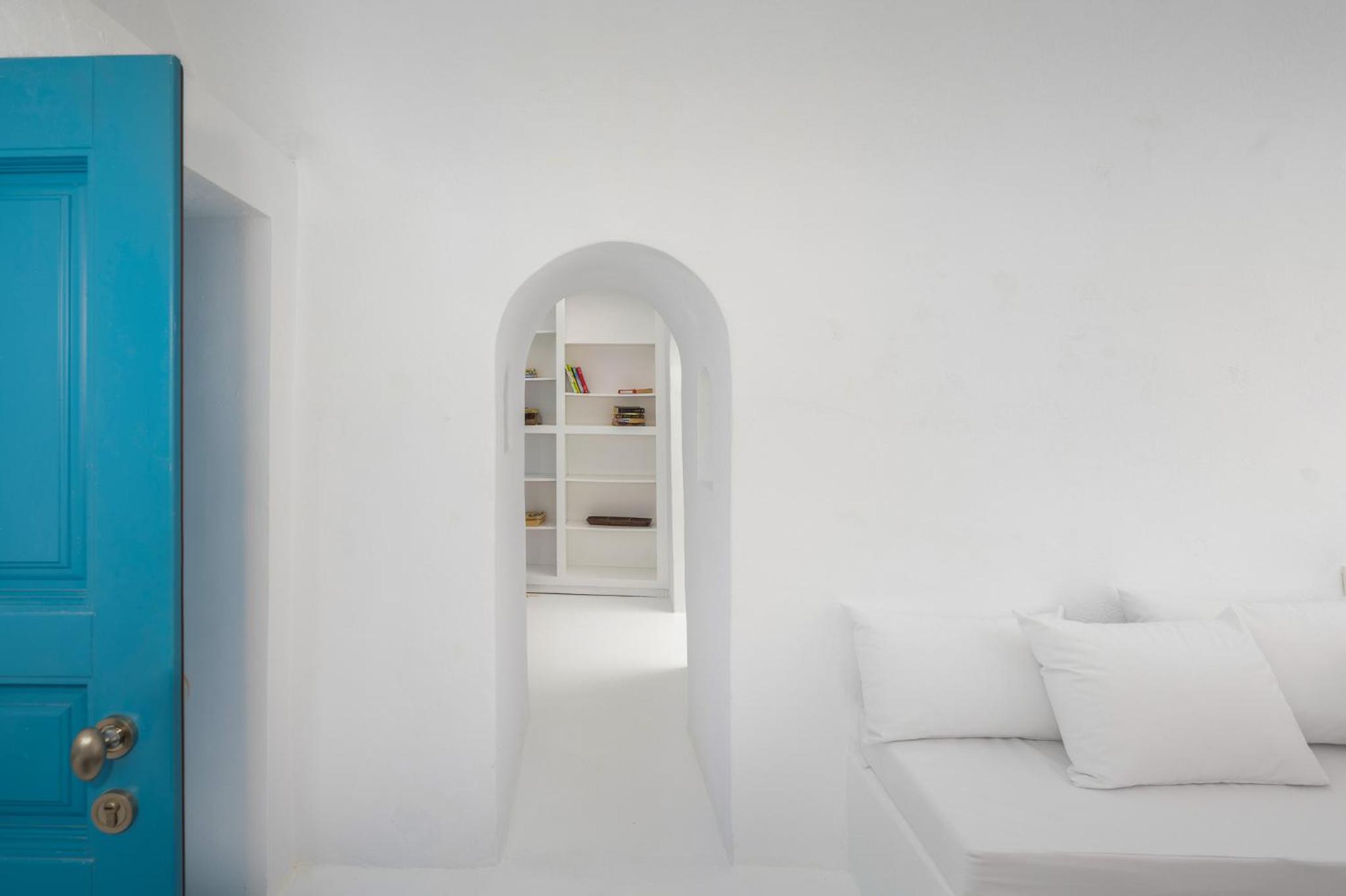 Poet's Upper floor Suite with Outdoor Hot Tub and Caldera View