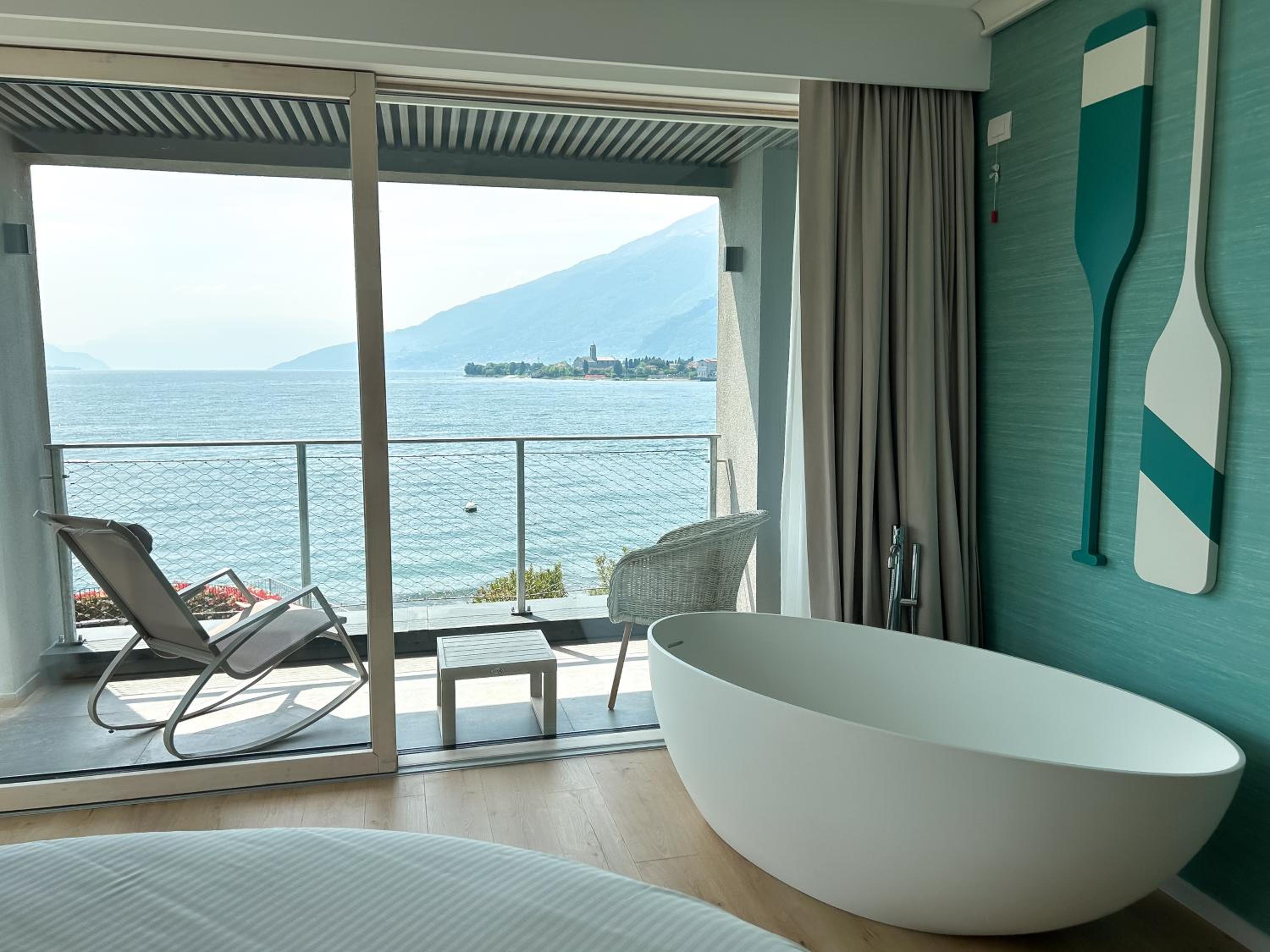 Deluxe Double Room with Bath - Photo 9