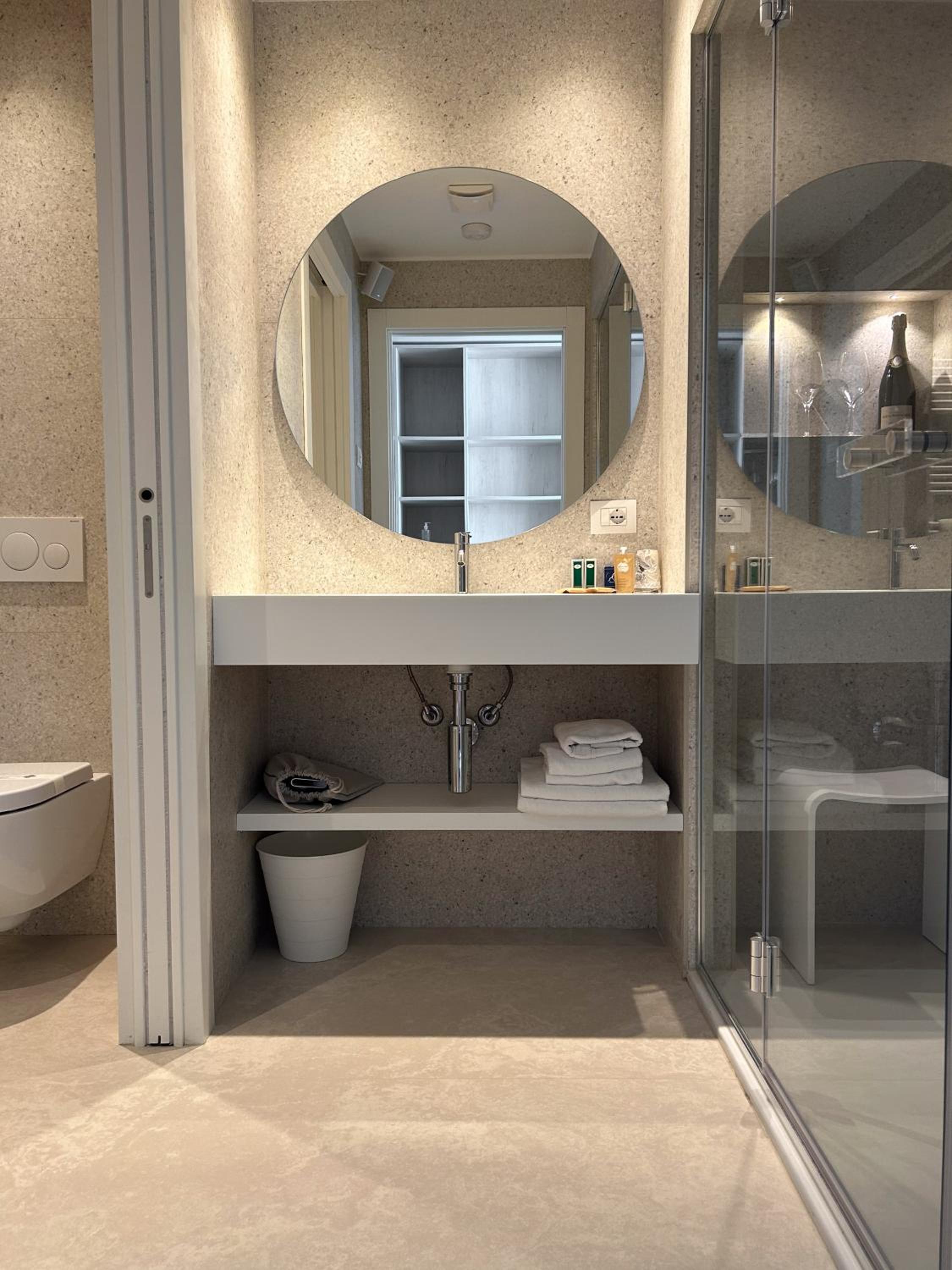 Deluxe Double Room with Bath - Photo 10