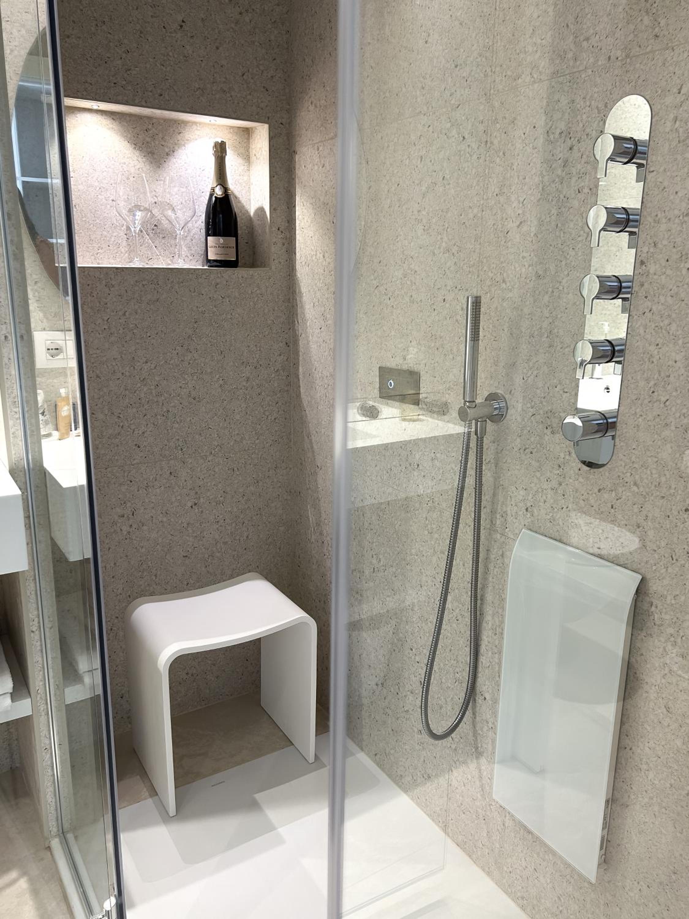 Deluxe Double Room with Bath - Photo 8