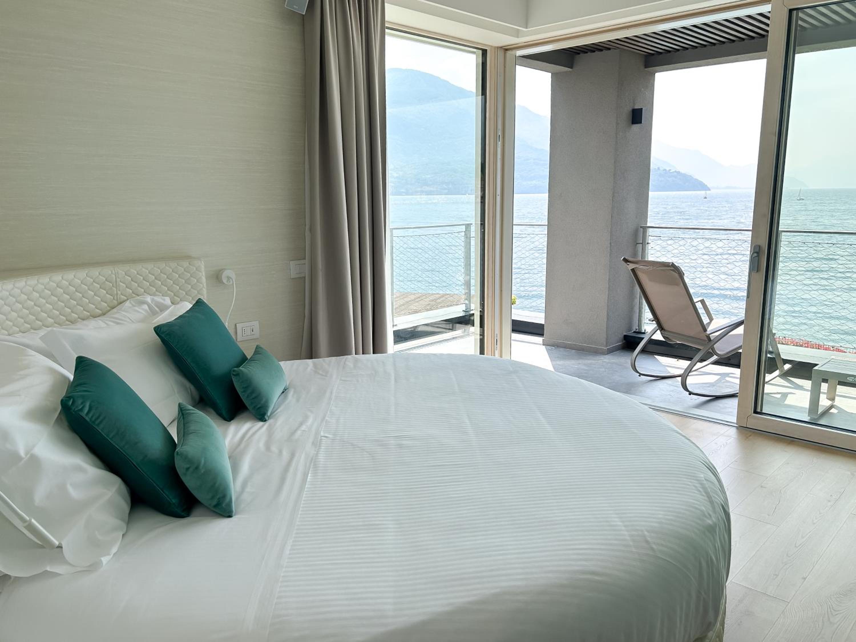 Deluxe Double Room with Bath - Photo 4