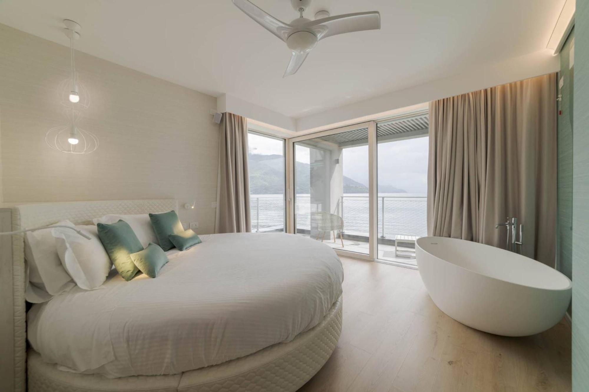 Deluxe Double Room with Bath - Photo 6