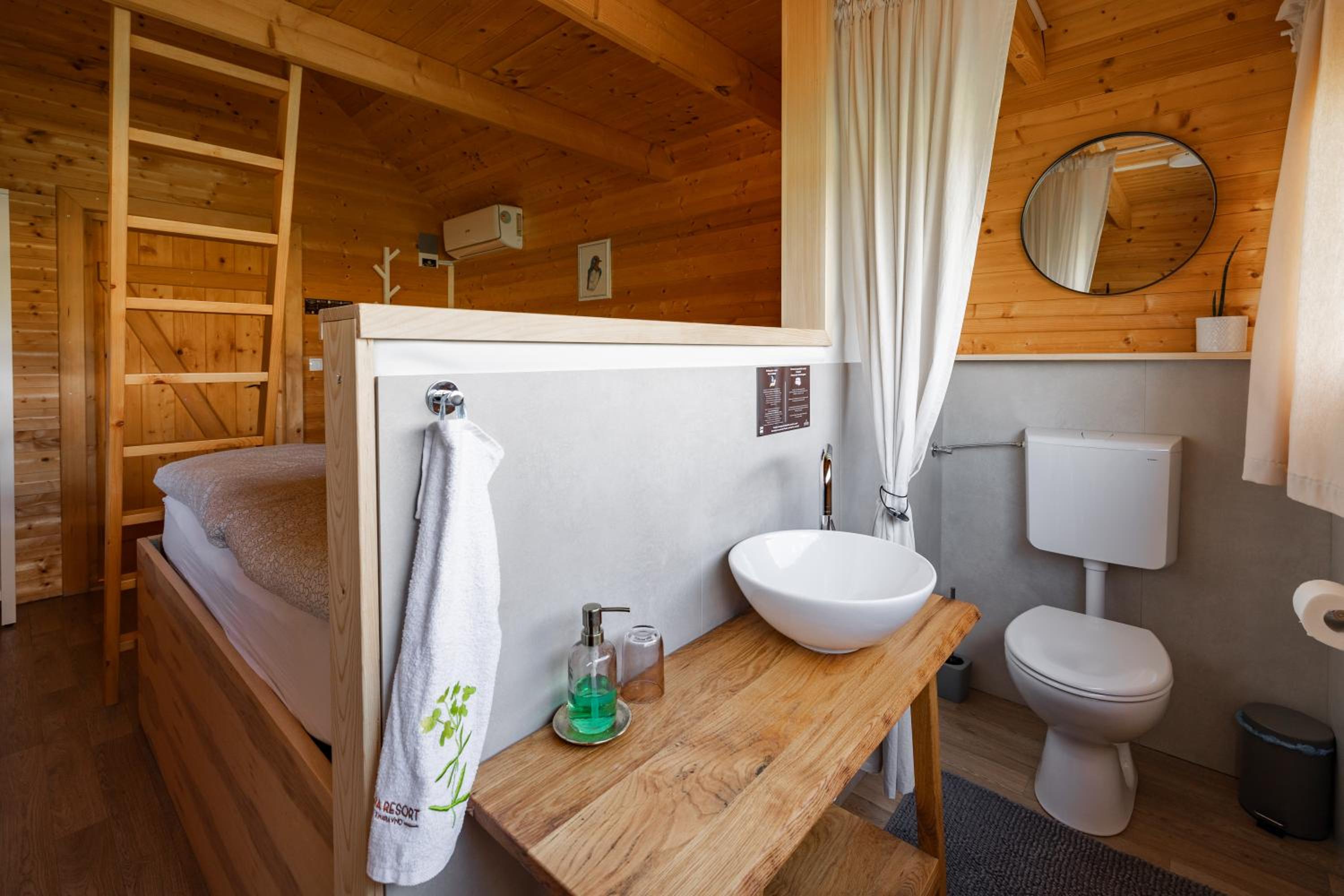 Chalet with ensuite Toilet and Sink photo 3