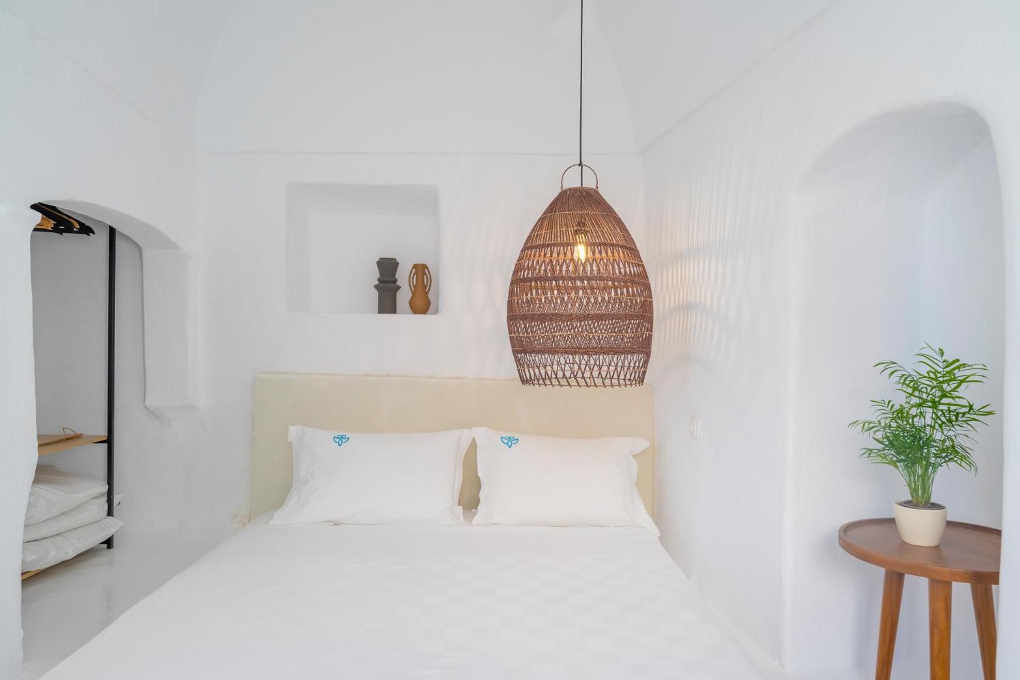 Helidonia-Superior Double Suite with Outdoor Plunge Pool & Caldera View