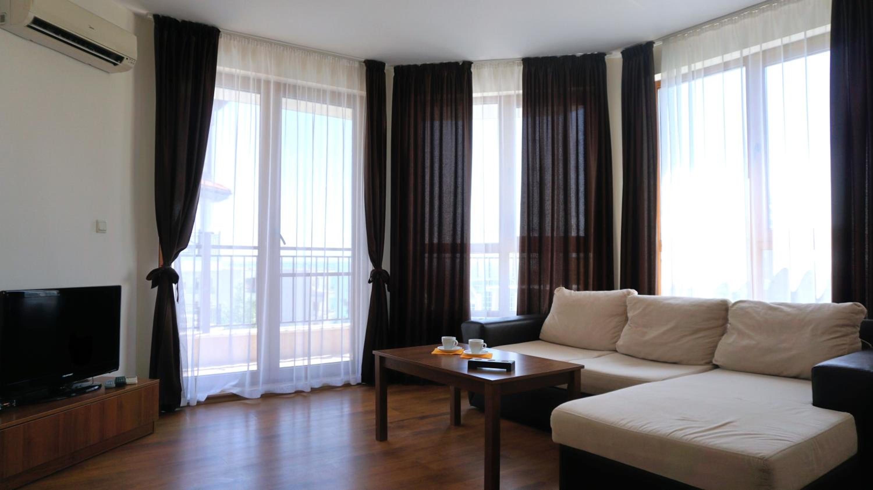 Apartment with Pool View