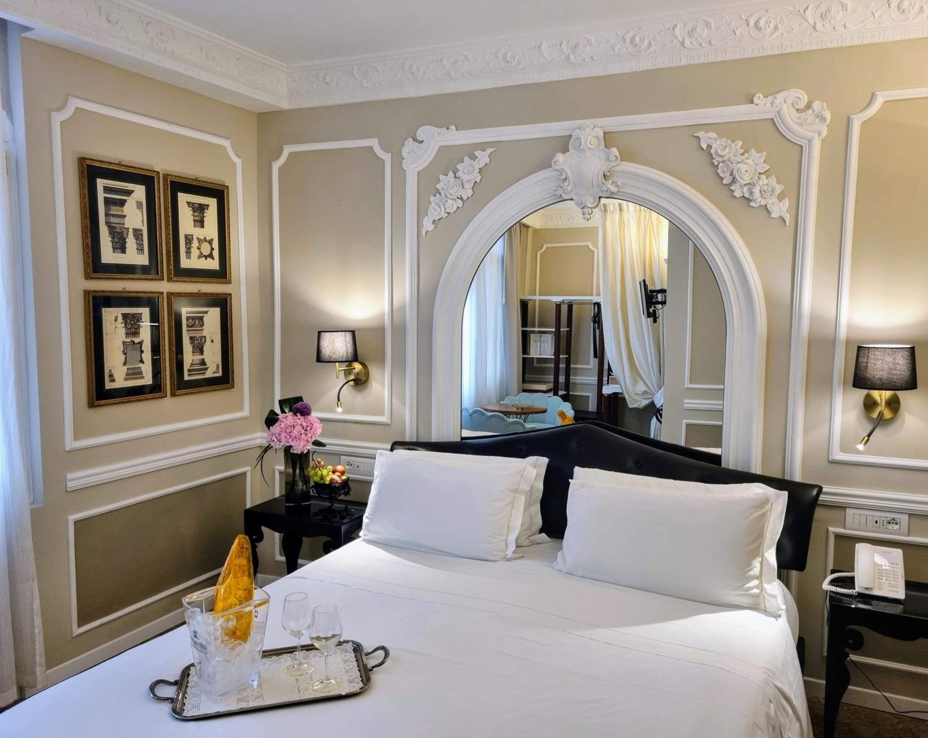 Deluxe Double Room with View thumbnail 5