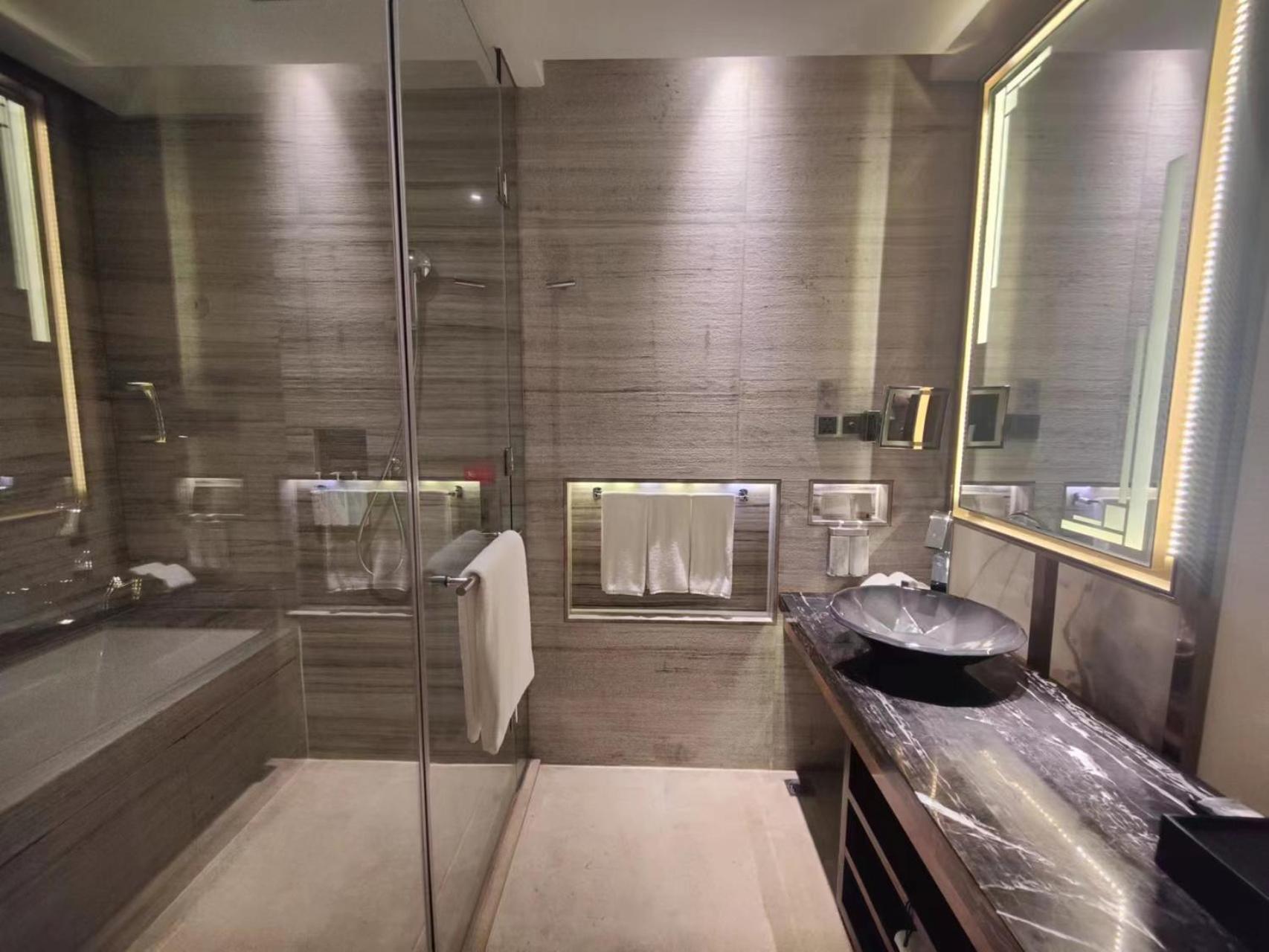Premium King Room With City View photo 2