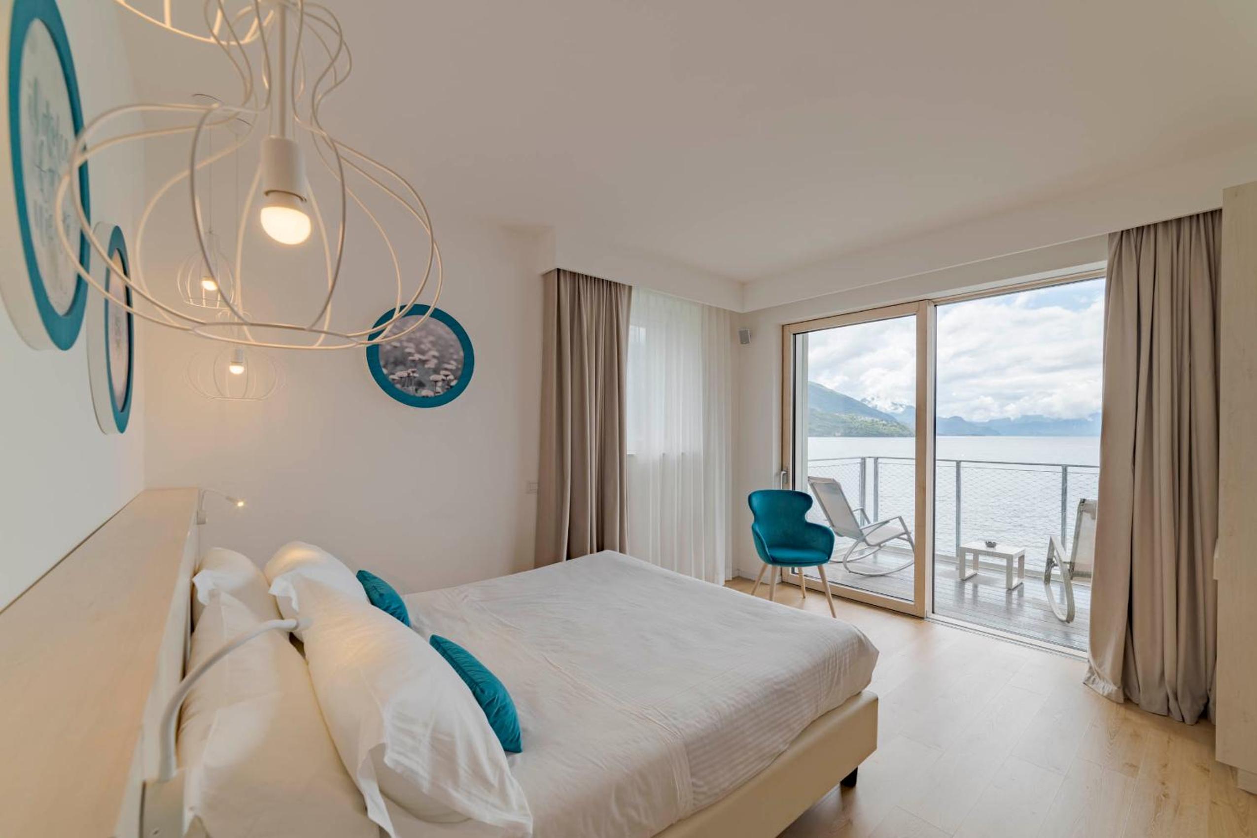 Deluxe Double Room with Balcony - Photo 4