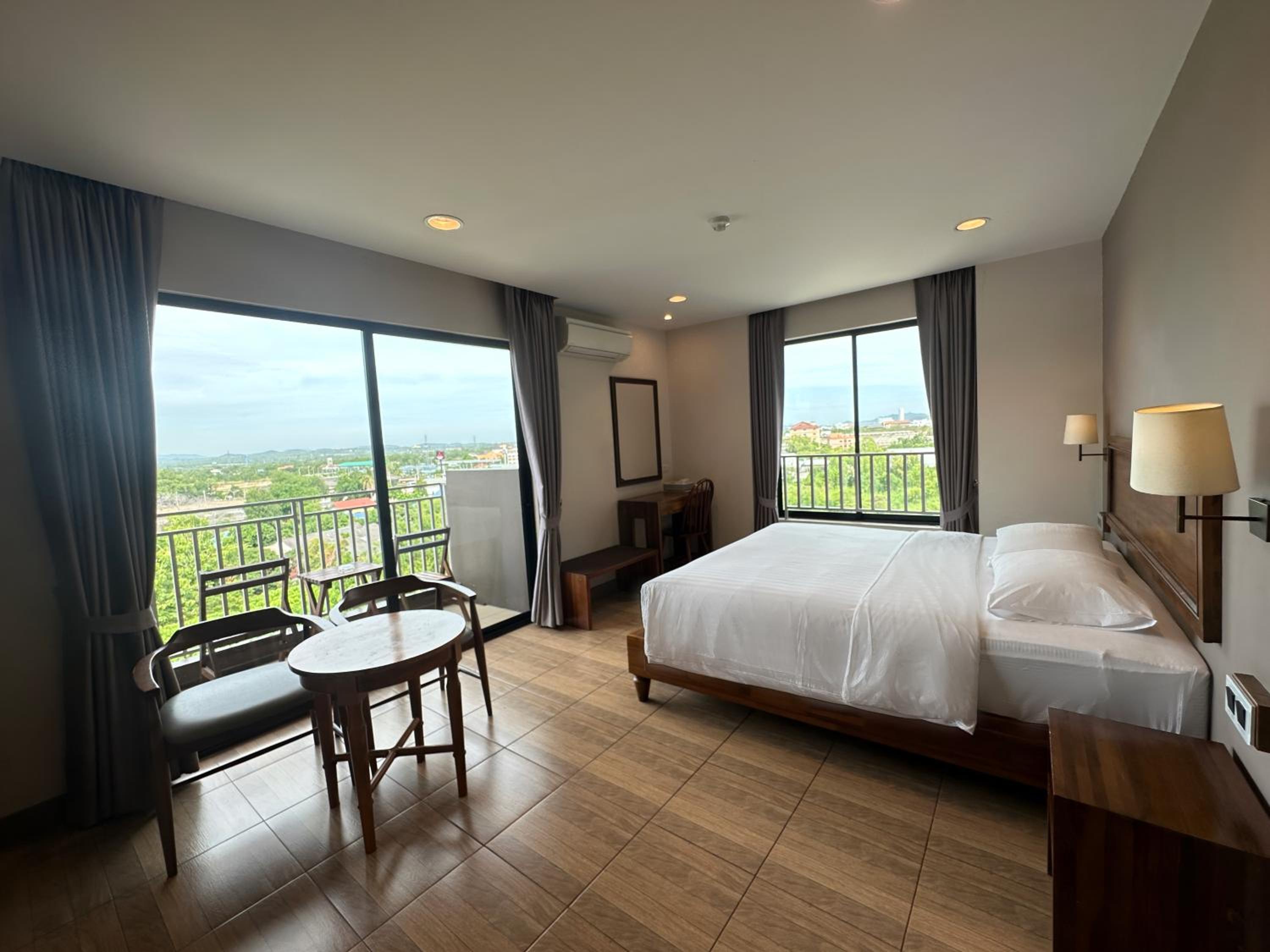 Deluxe Double Room with Balcony photo 2