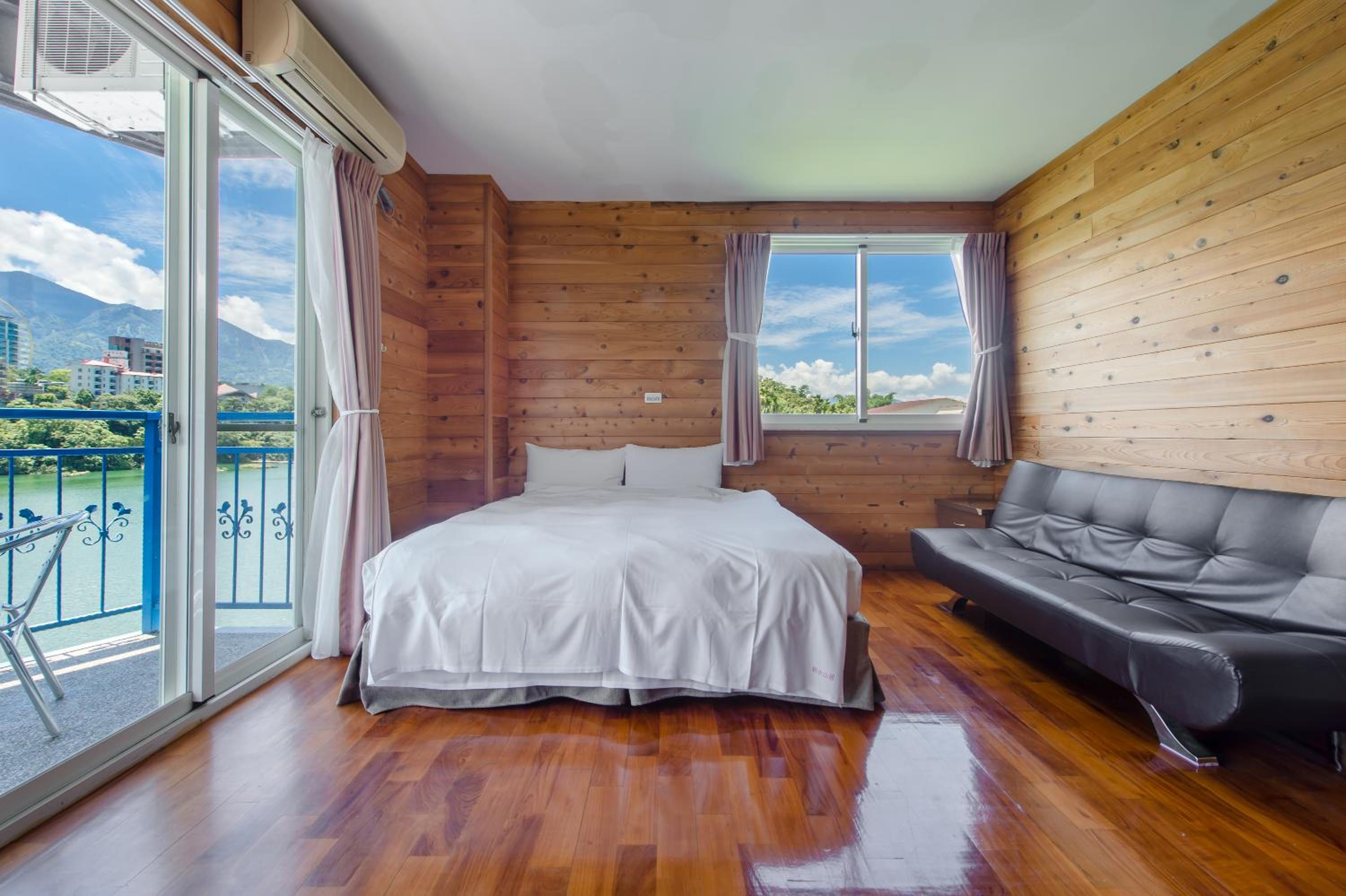 King Room with Lake View photo 1