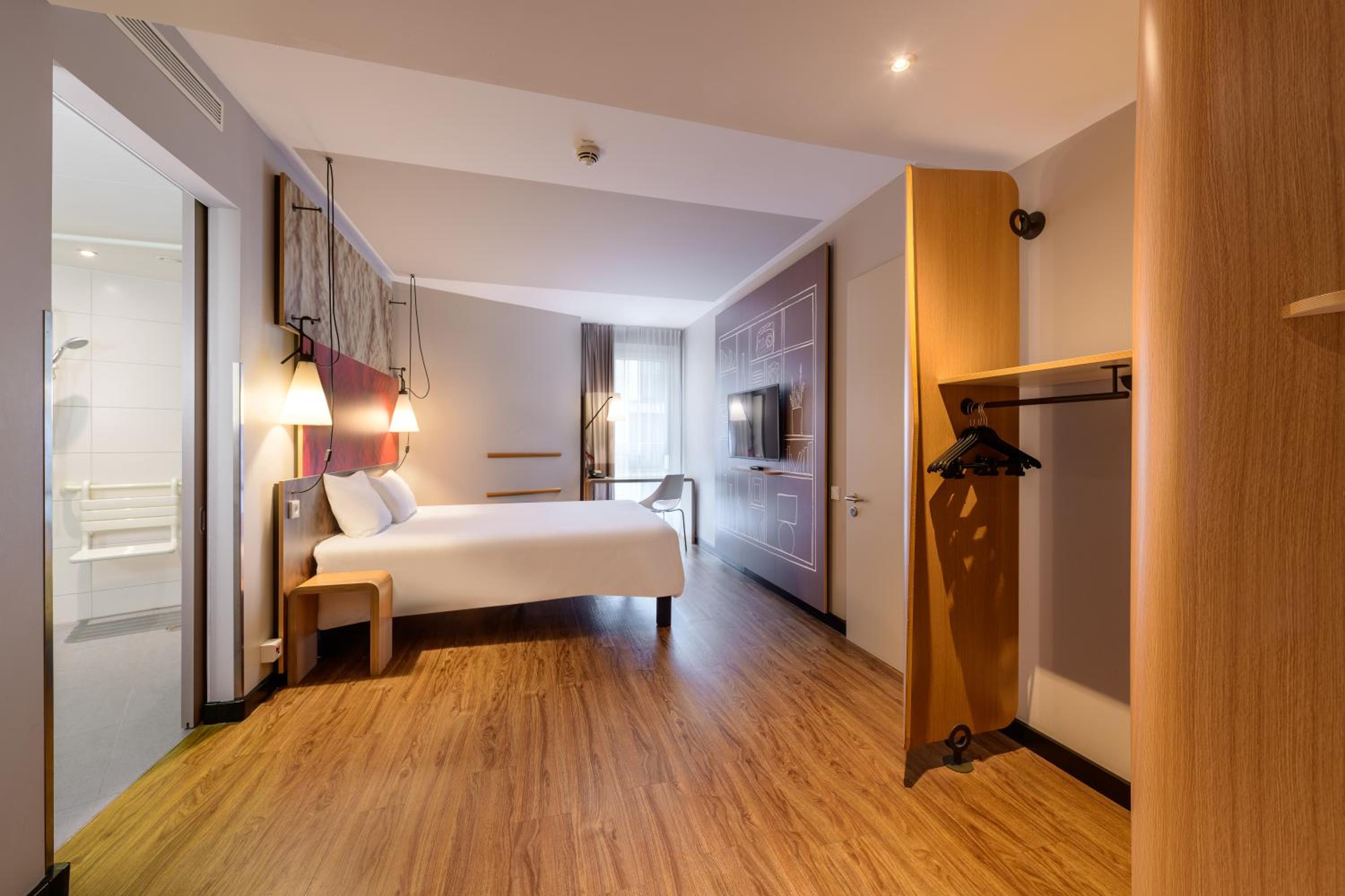 Standard Double Room - Mobility Accessible - Photo 1