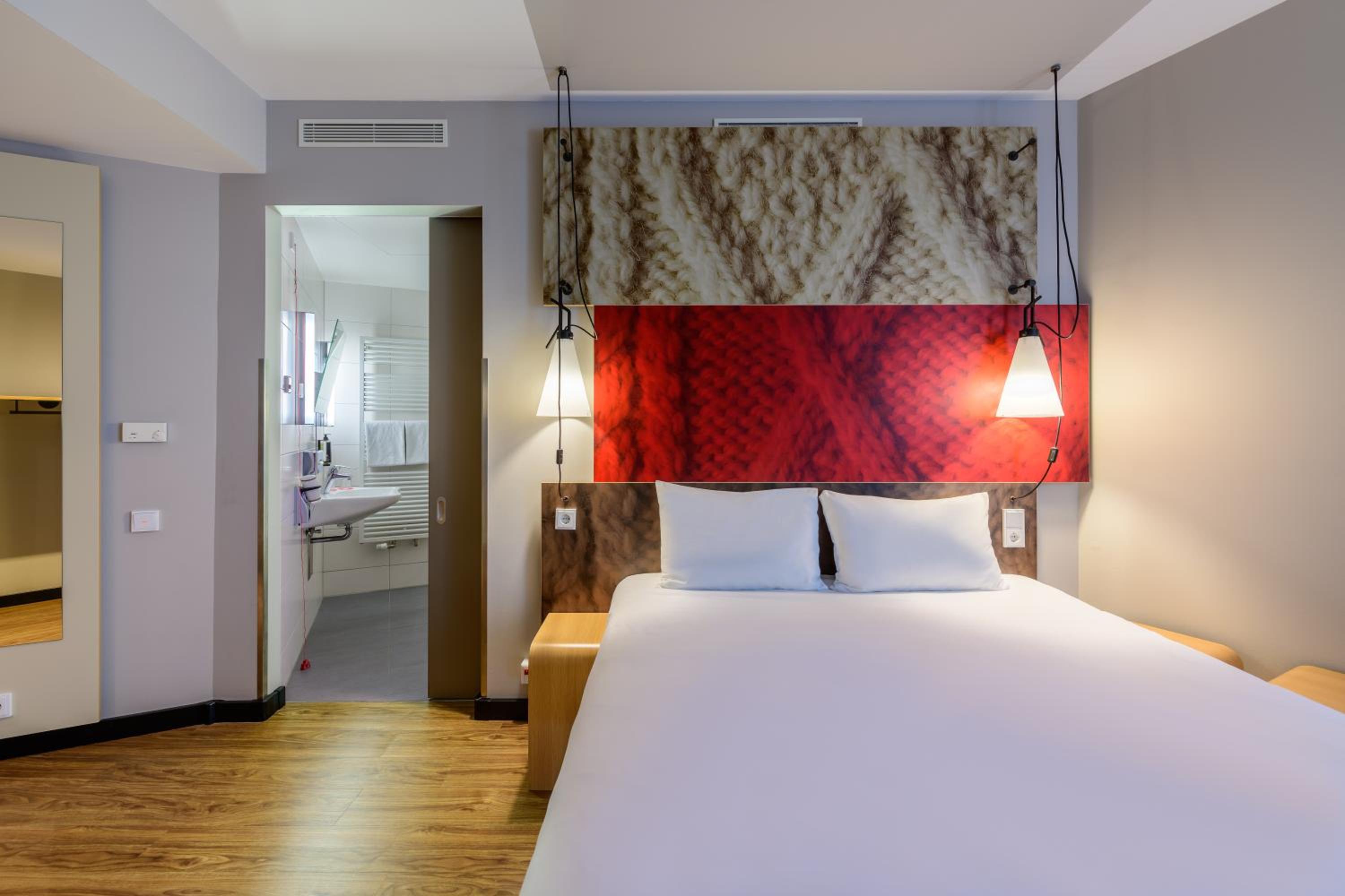 Standard Double Room - Mobility Accessible - Photo 4