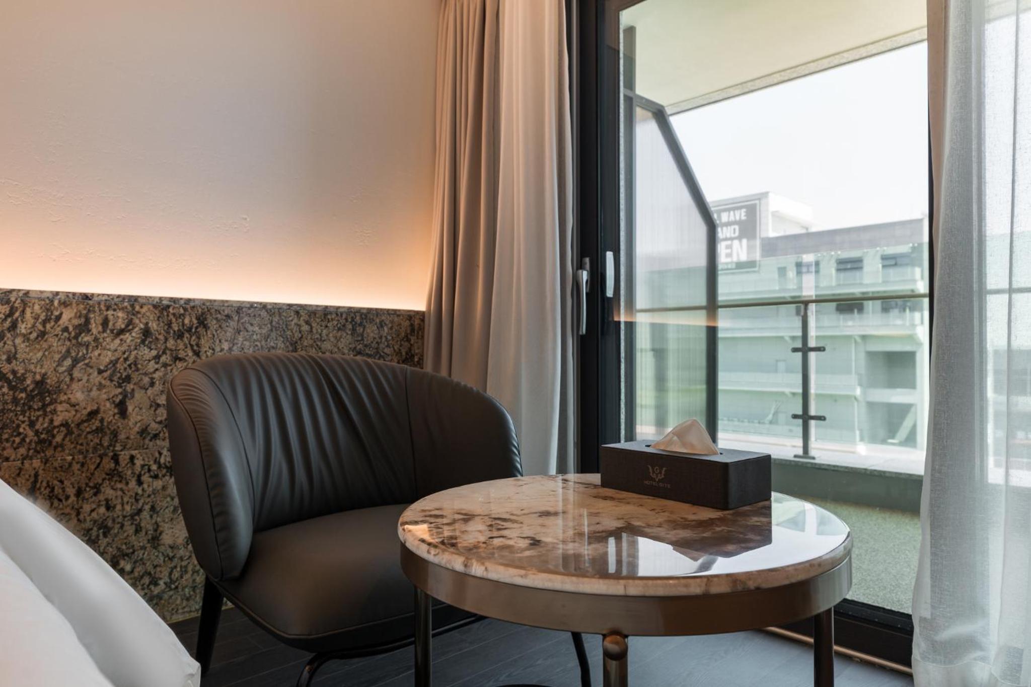 Twin Room with City View - Photo 3