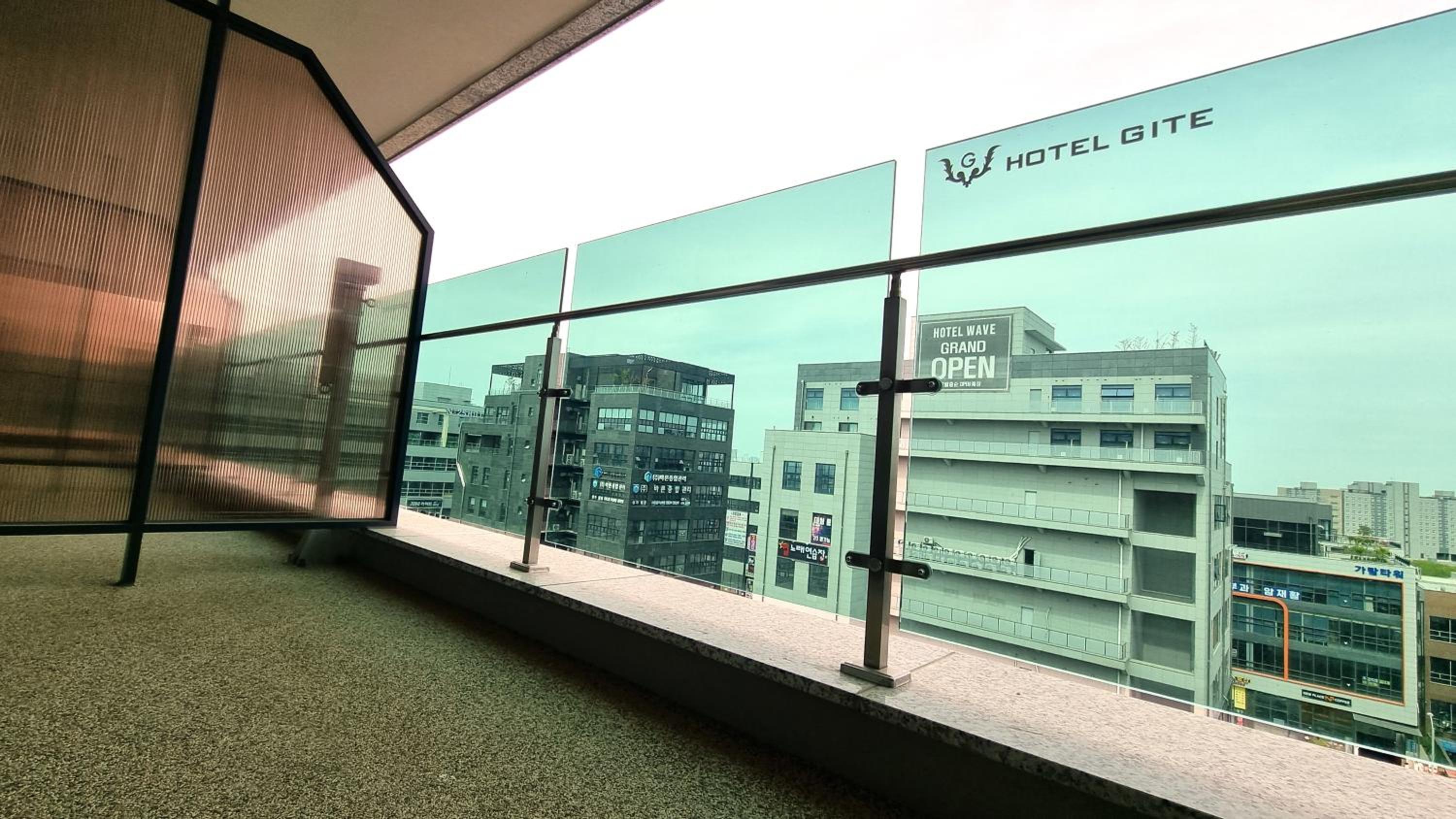 Twin Room with City View - Photo 8