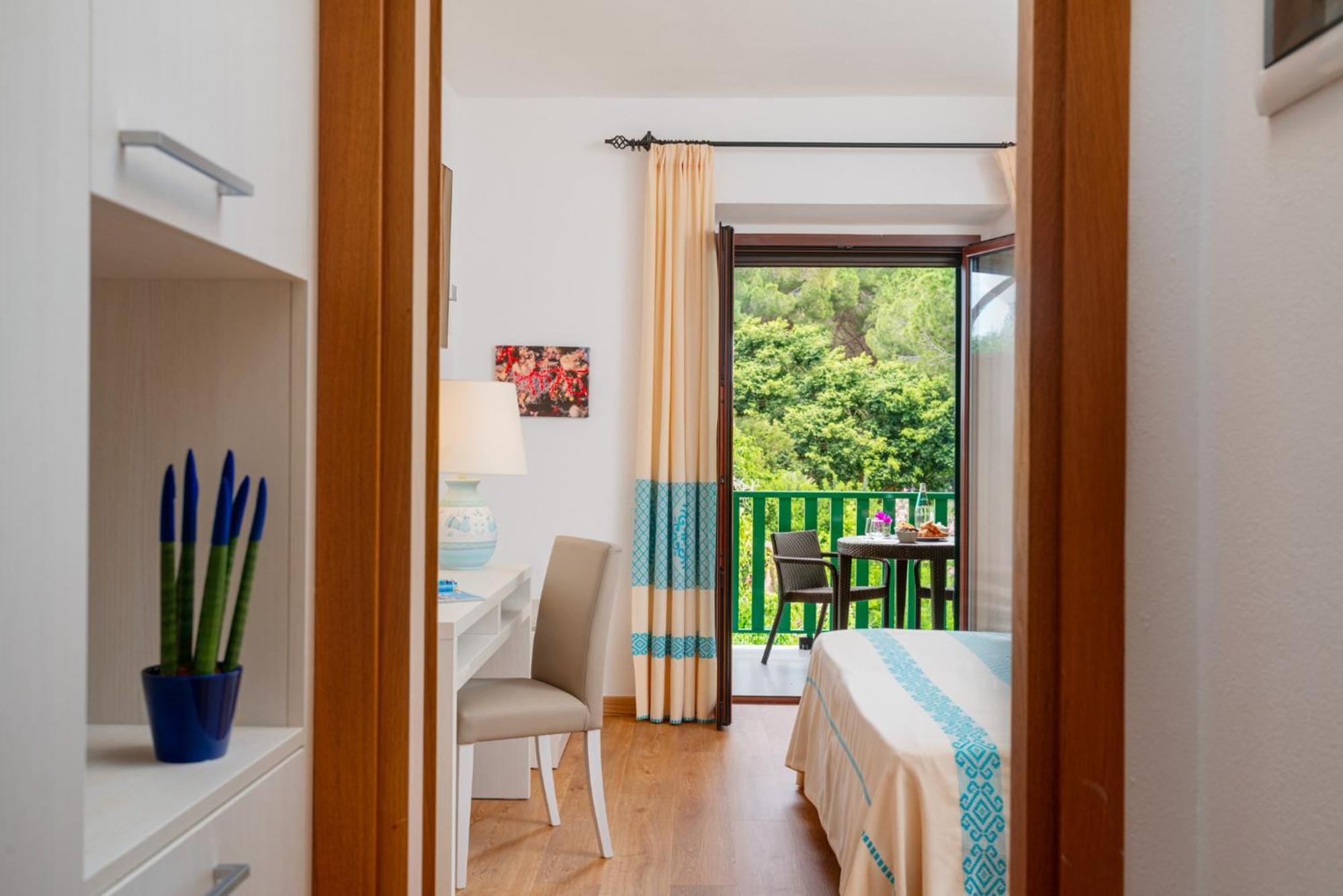 Triple Room with Balcony - Photo 9