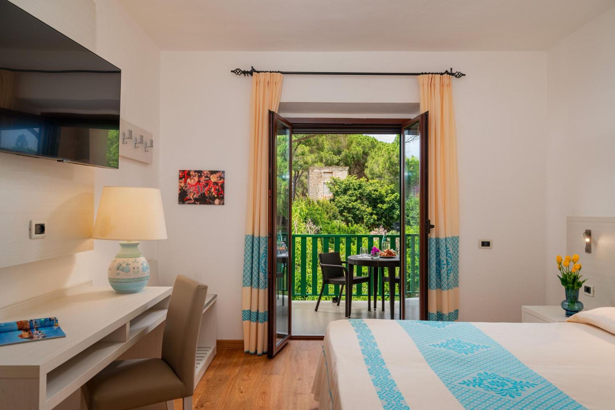 Triple Room with Balcony - Photo 14