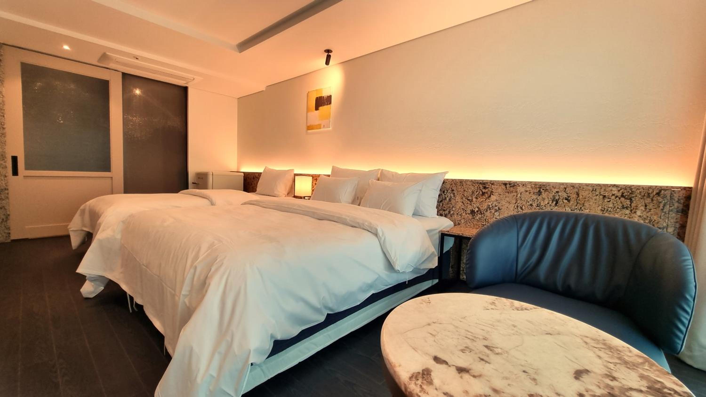 Twin Room with City View - Photo 7