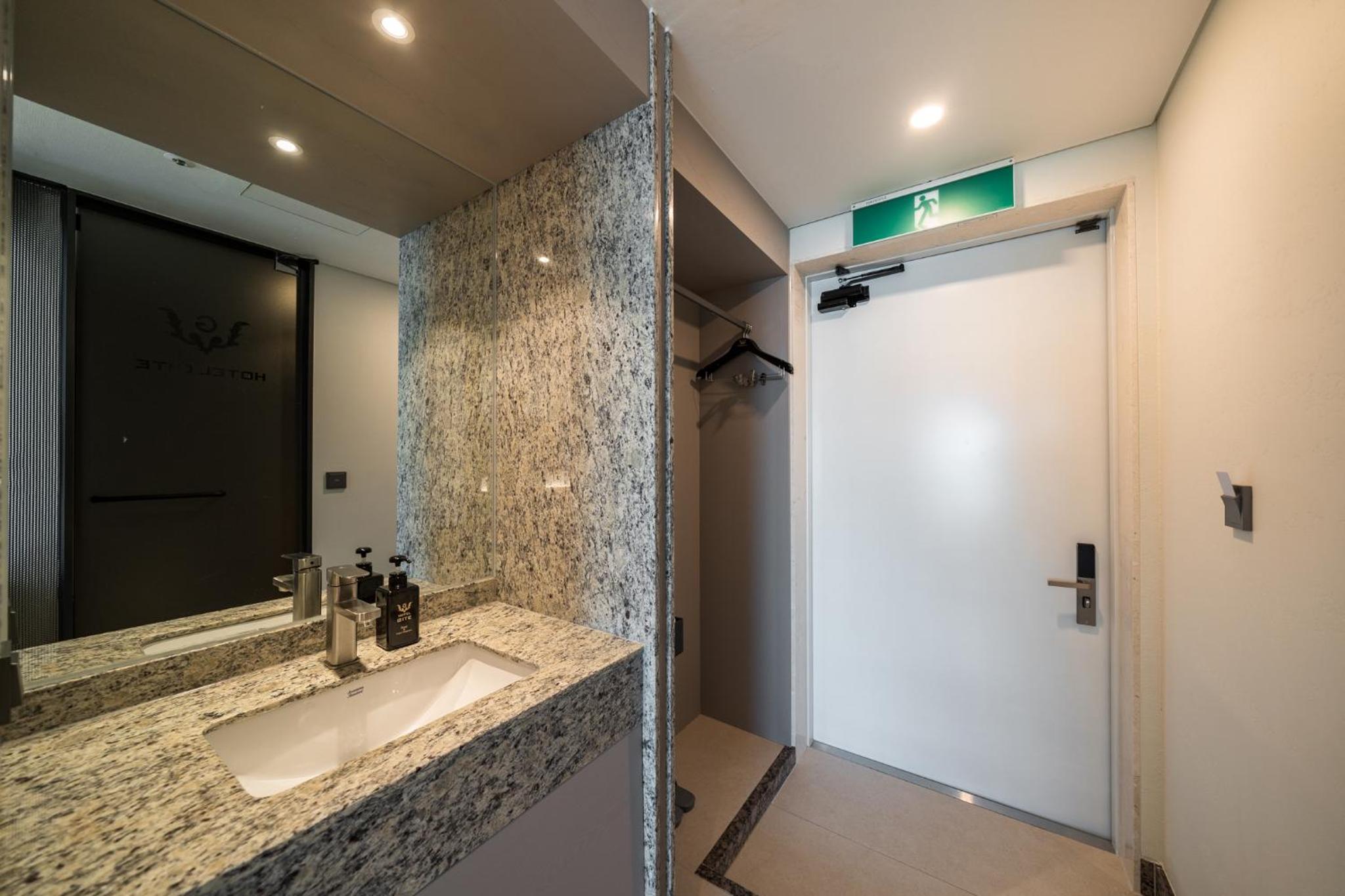 Twin Room with City View - Photo 4