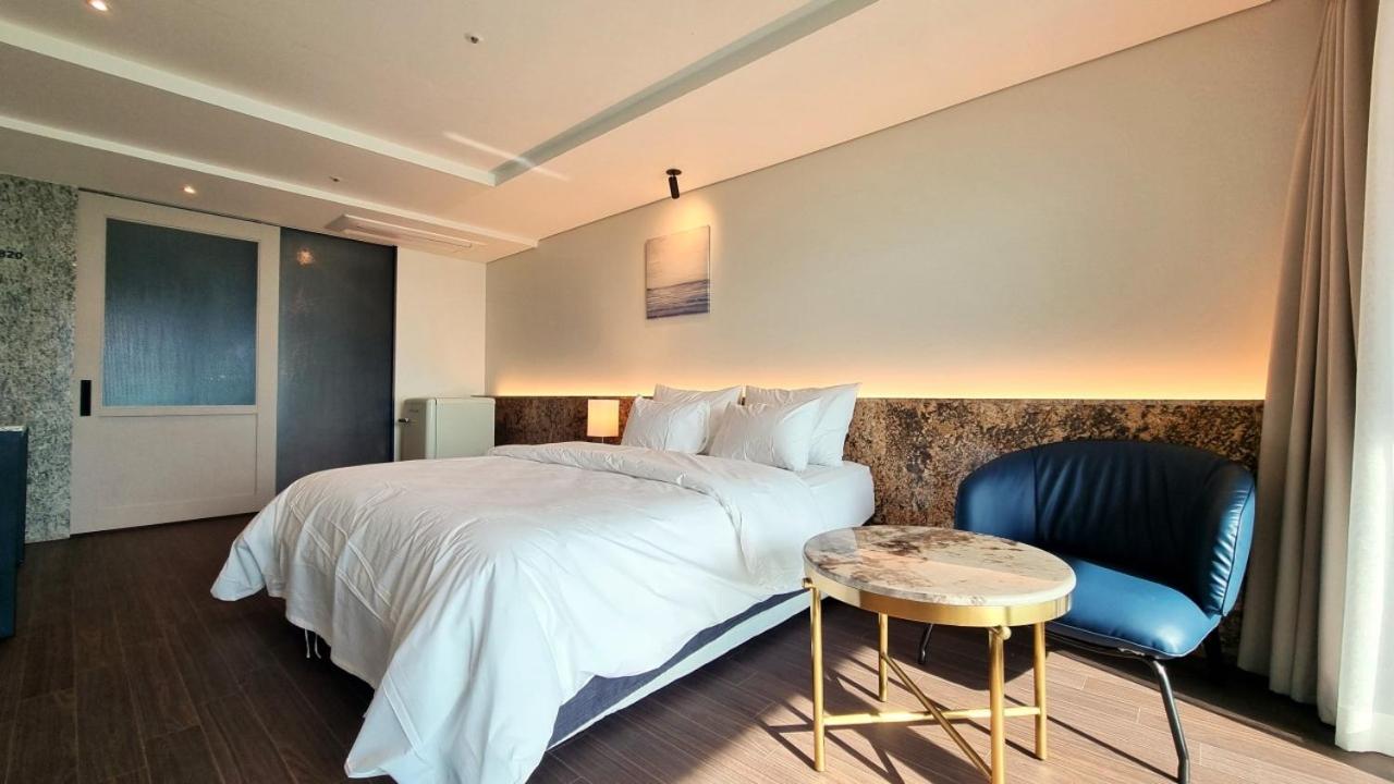 Double Room with Balcony and Sea View - Photo 8