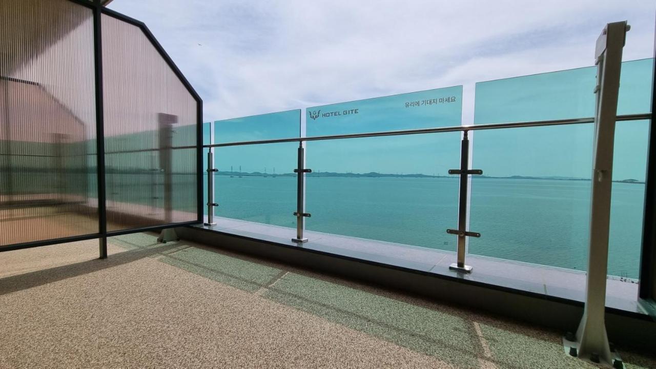 Double Room with Balcony and Sea View - Photo 3