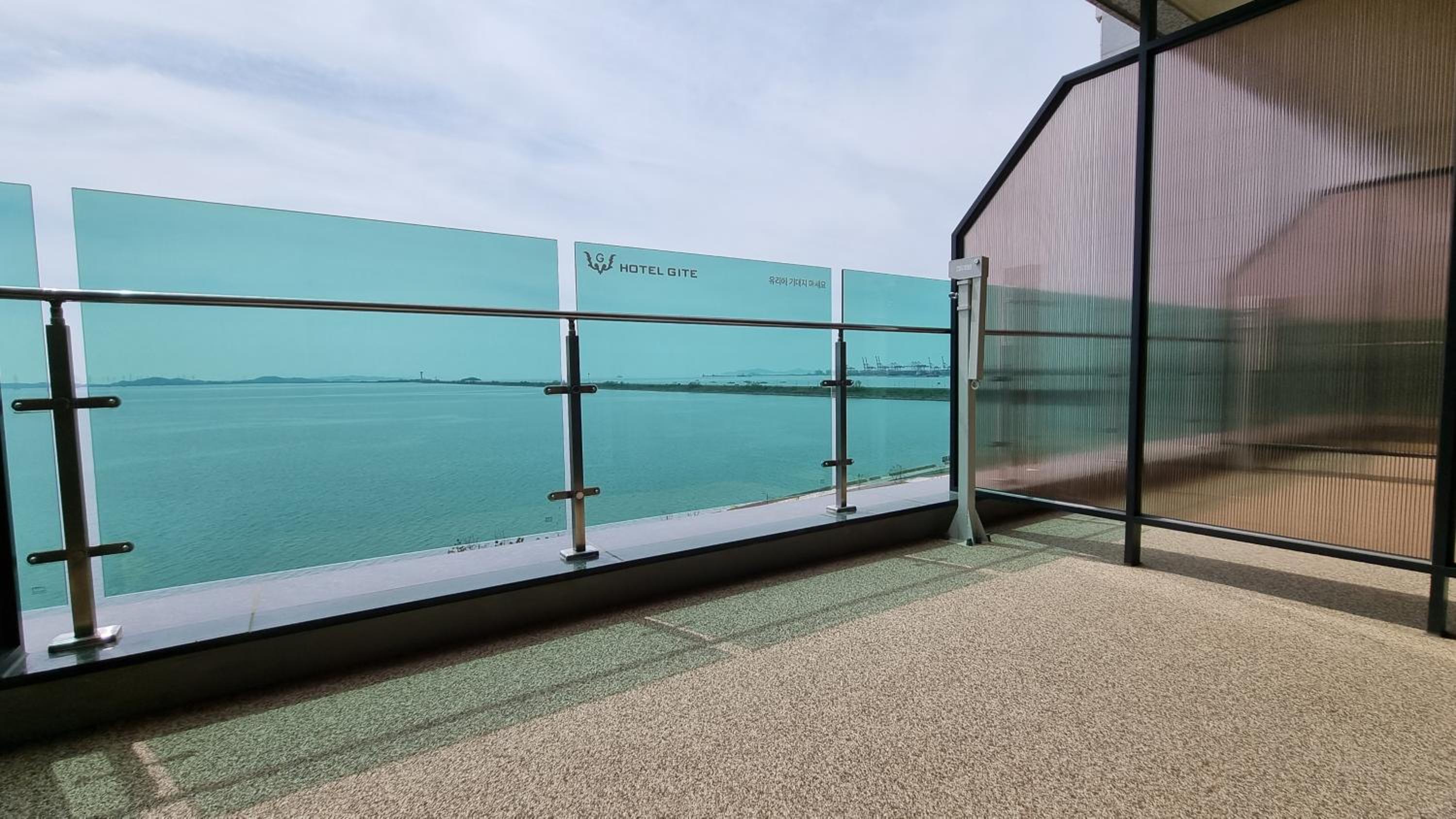 Double Room with Balcony and Sea View - Photo 2