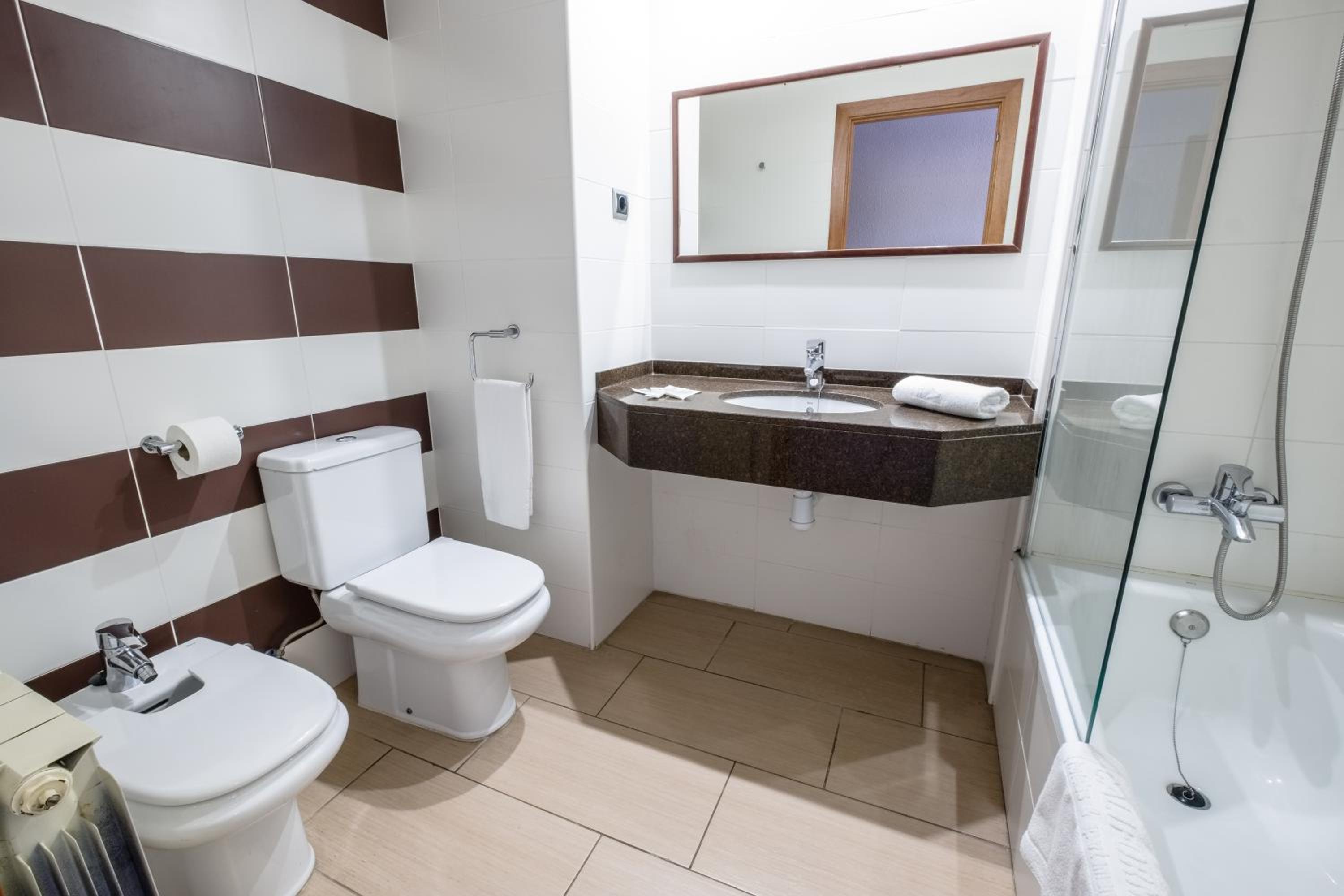 Standard Room (3 Adults) - Photo 4