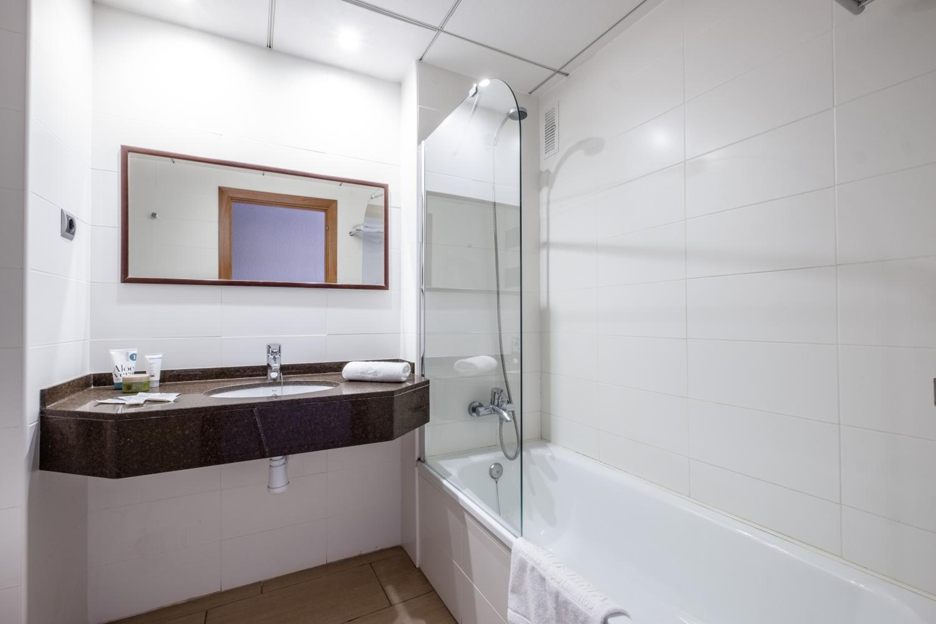 Standard Room (3 Adults) - Photo 5