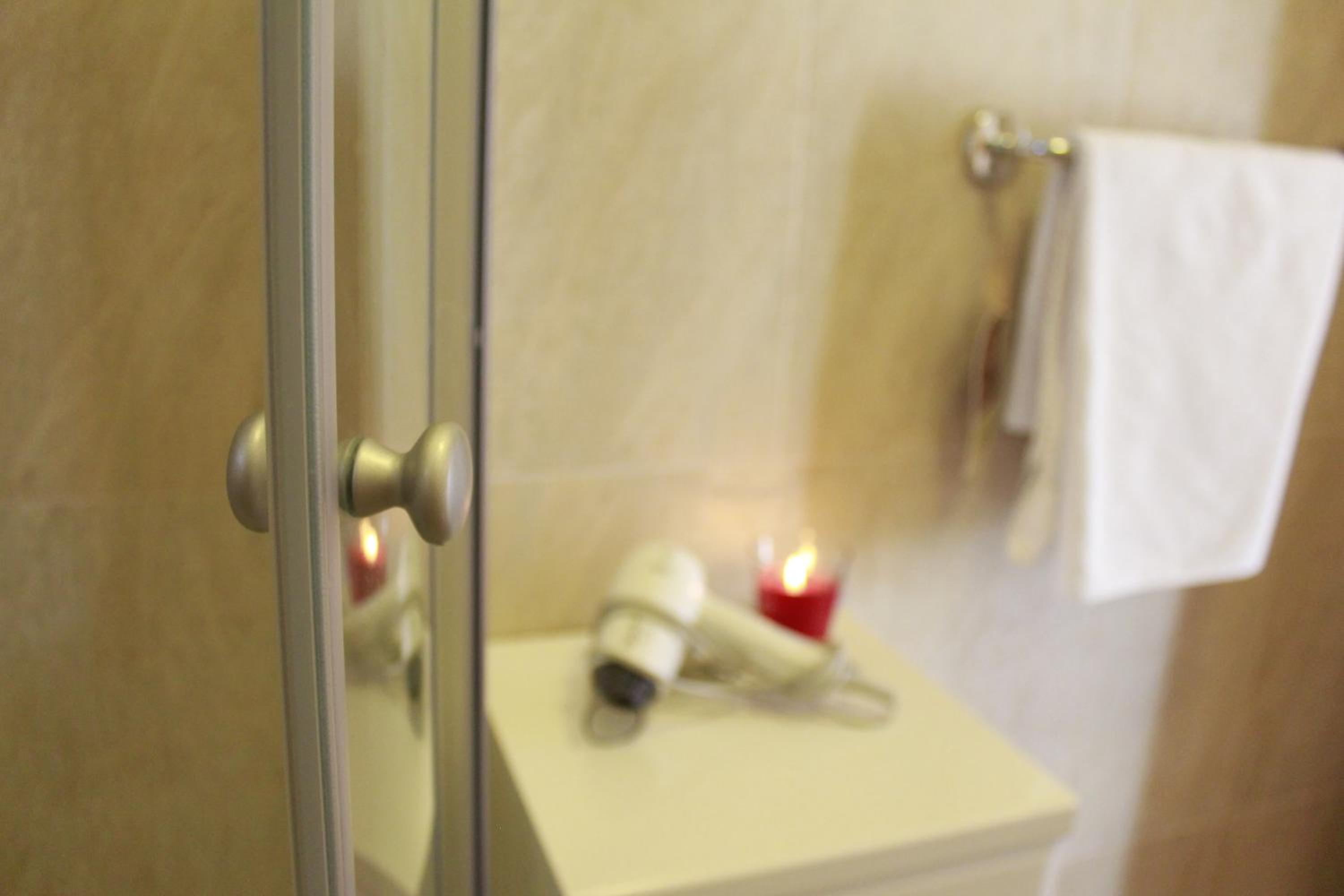 Twin Room with Sea View - Photo 10