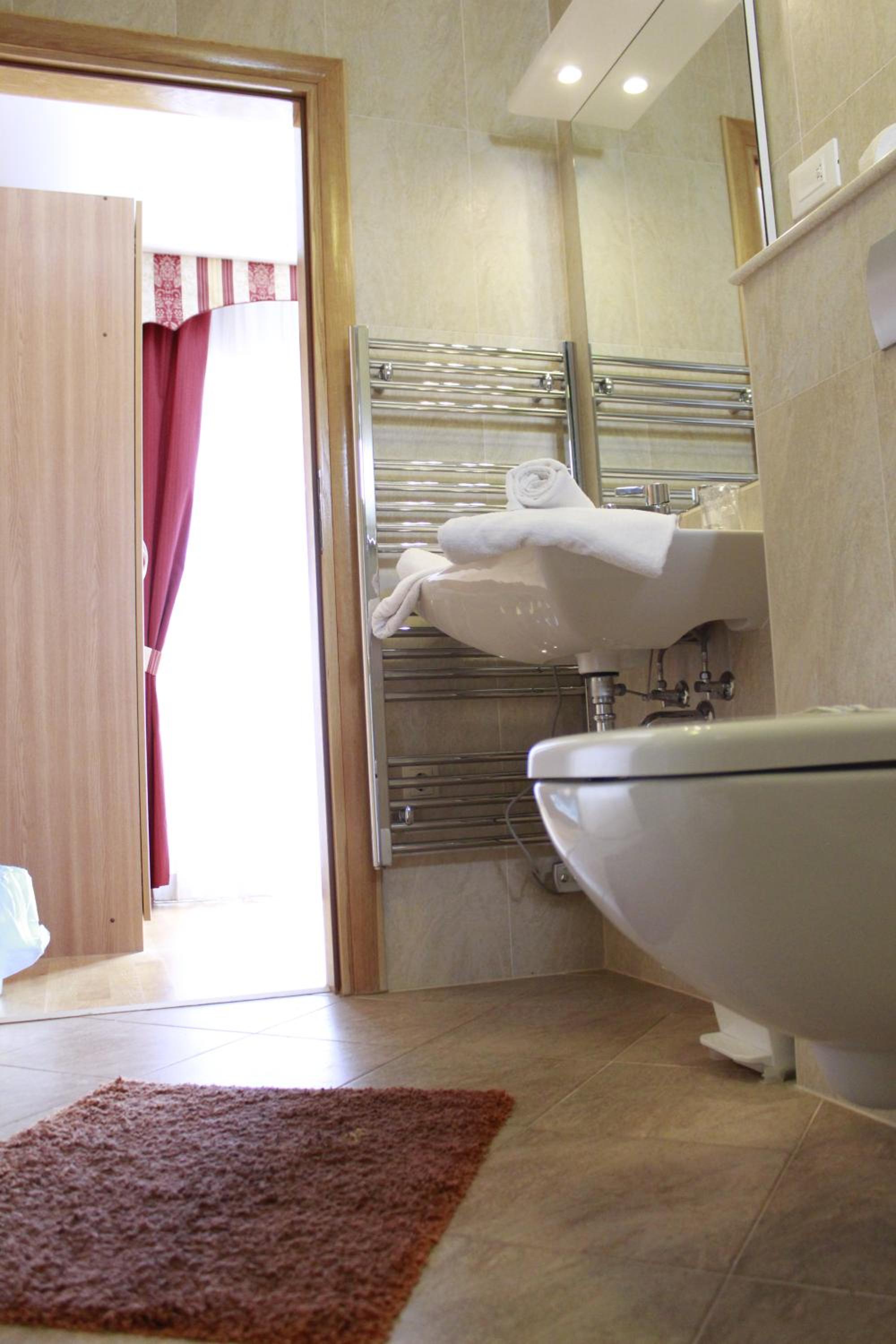 Twin Room with Sea View - Photo 9