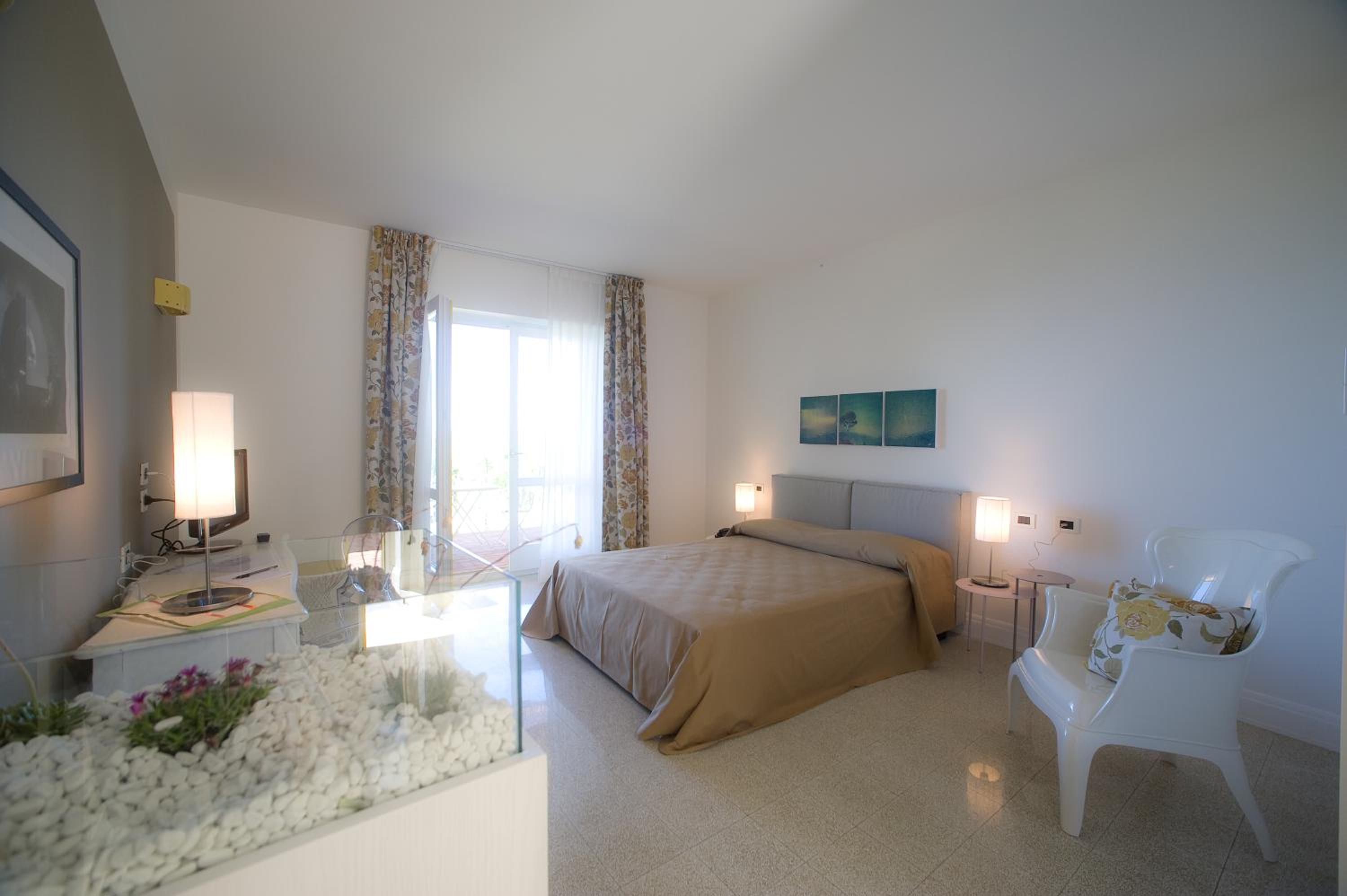 Deluxe Double Room with Patio photo 2