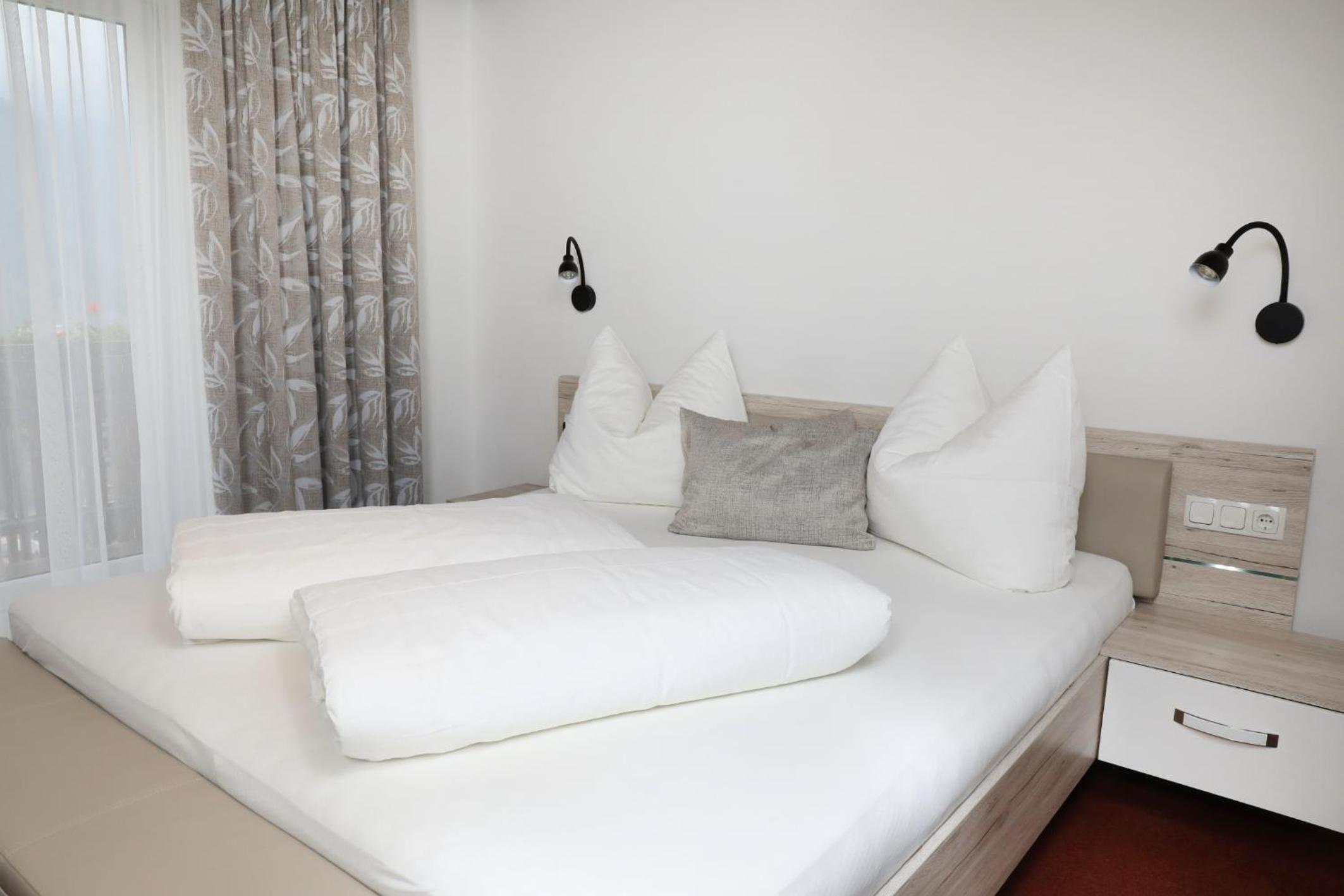 Deluxe Double Room with Balcony photo 2