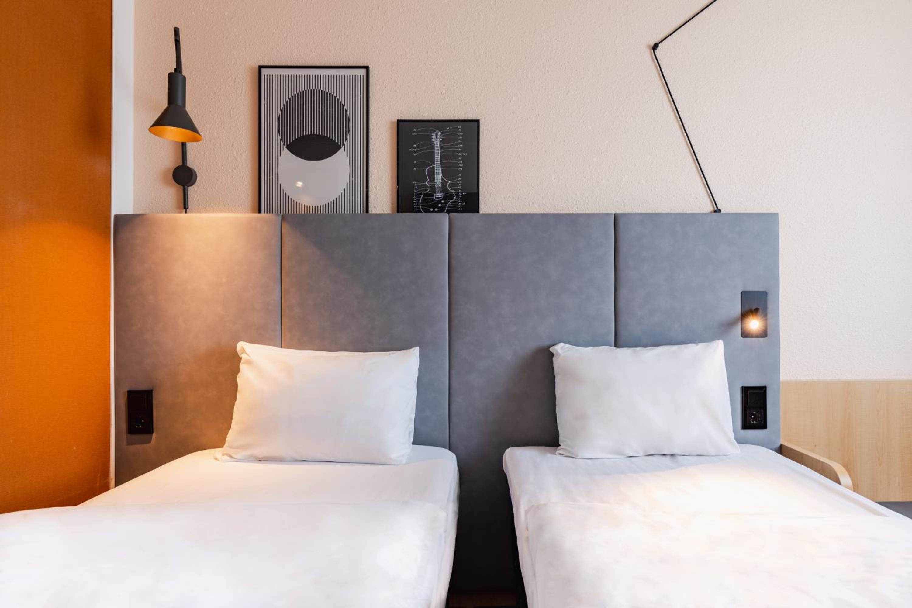 Standard Twin Room - Photo 6