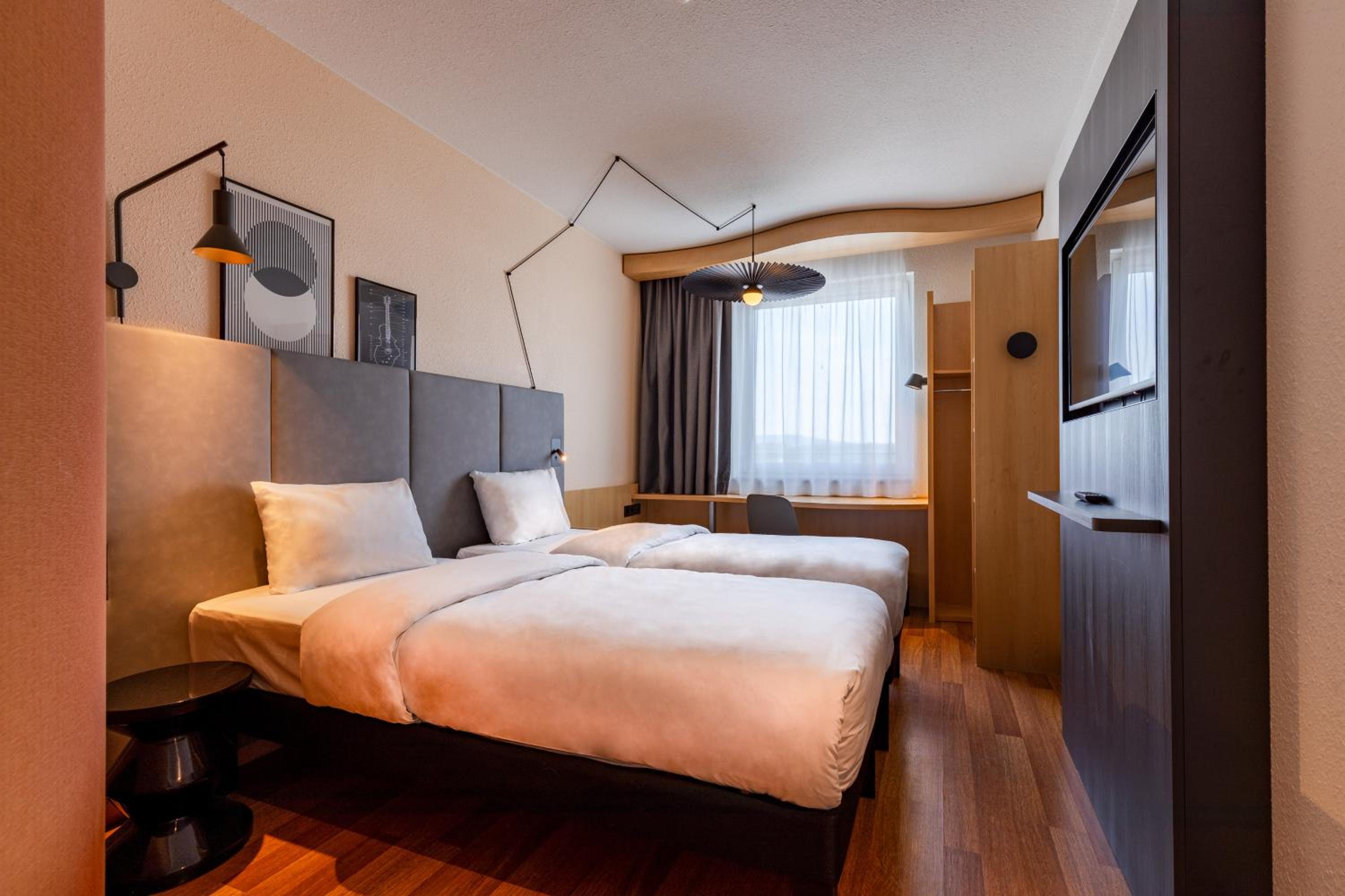 Standard Twin Room - Photo 2