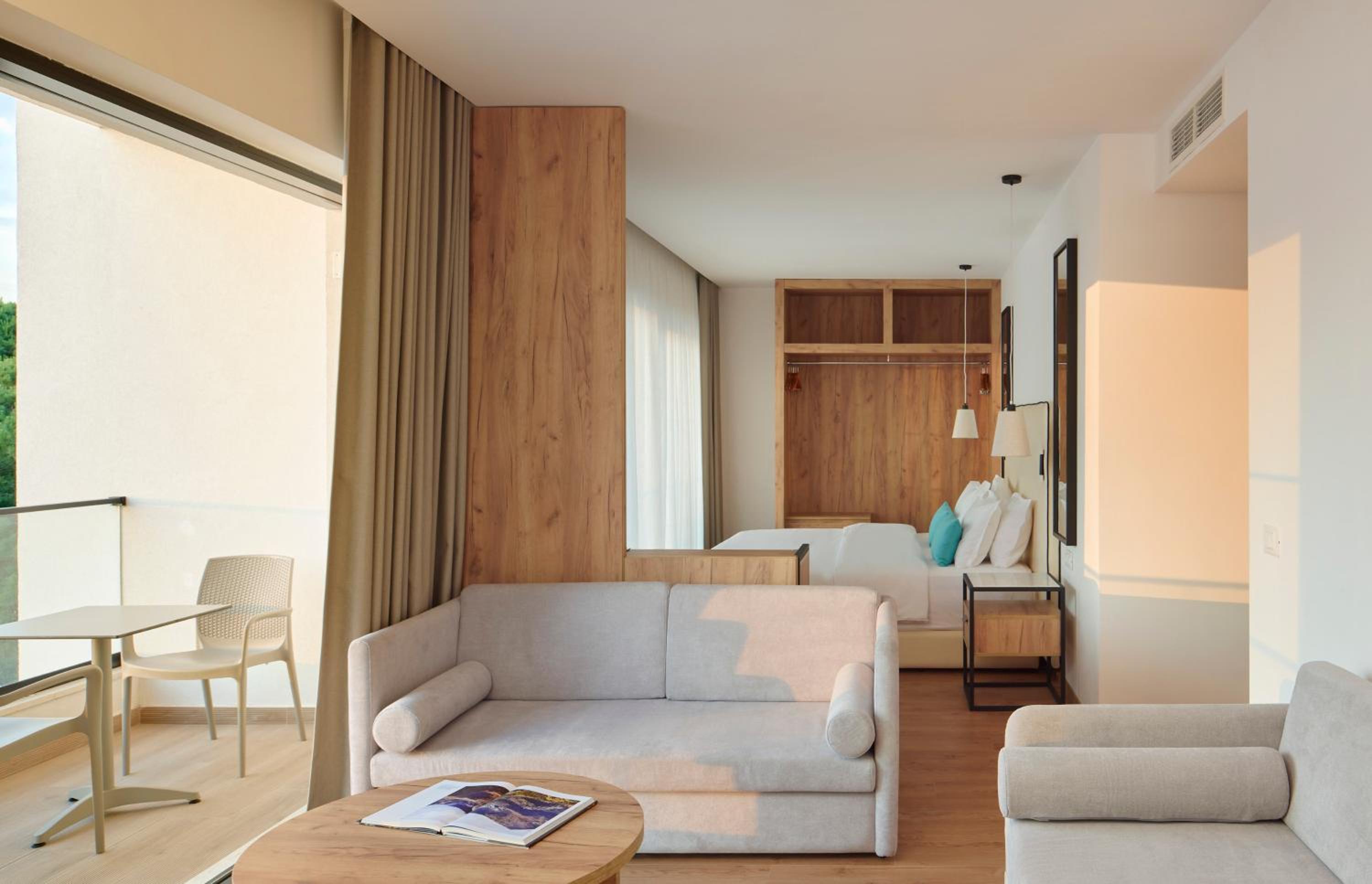 Family Room (2 Adults + 2 Children) photo 2
