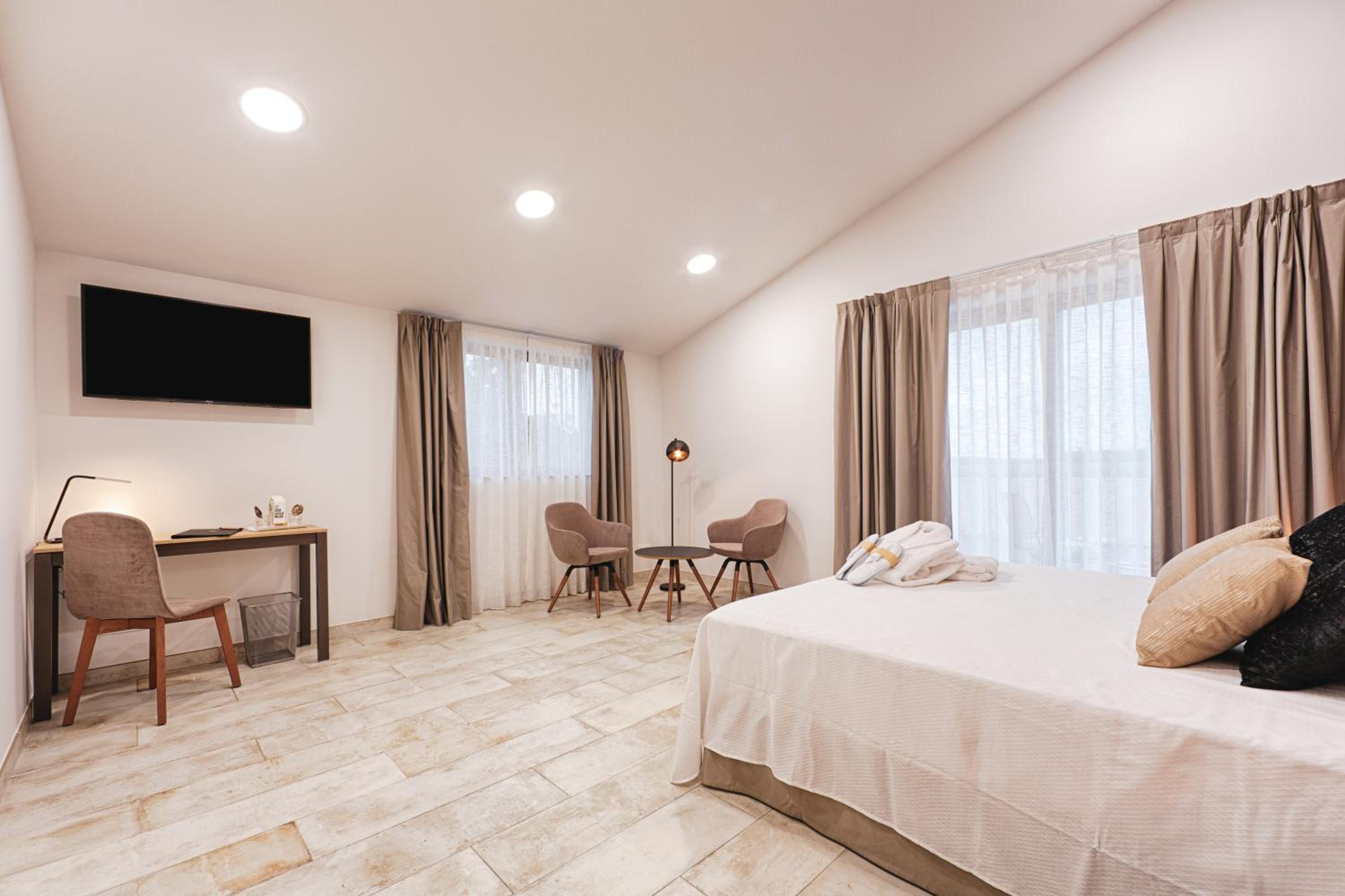 Suite - Photo 1