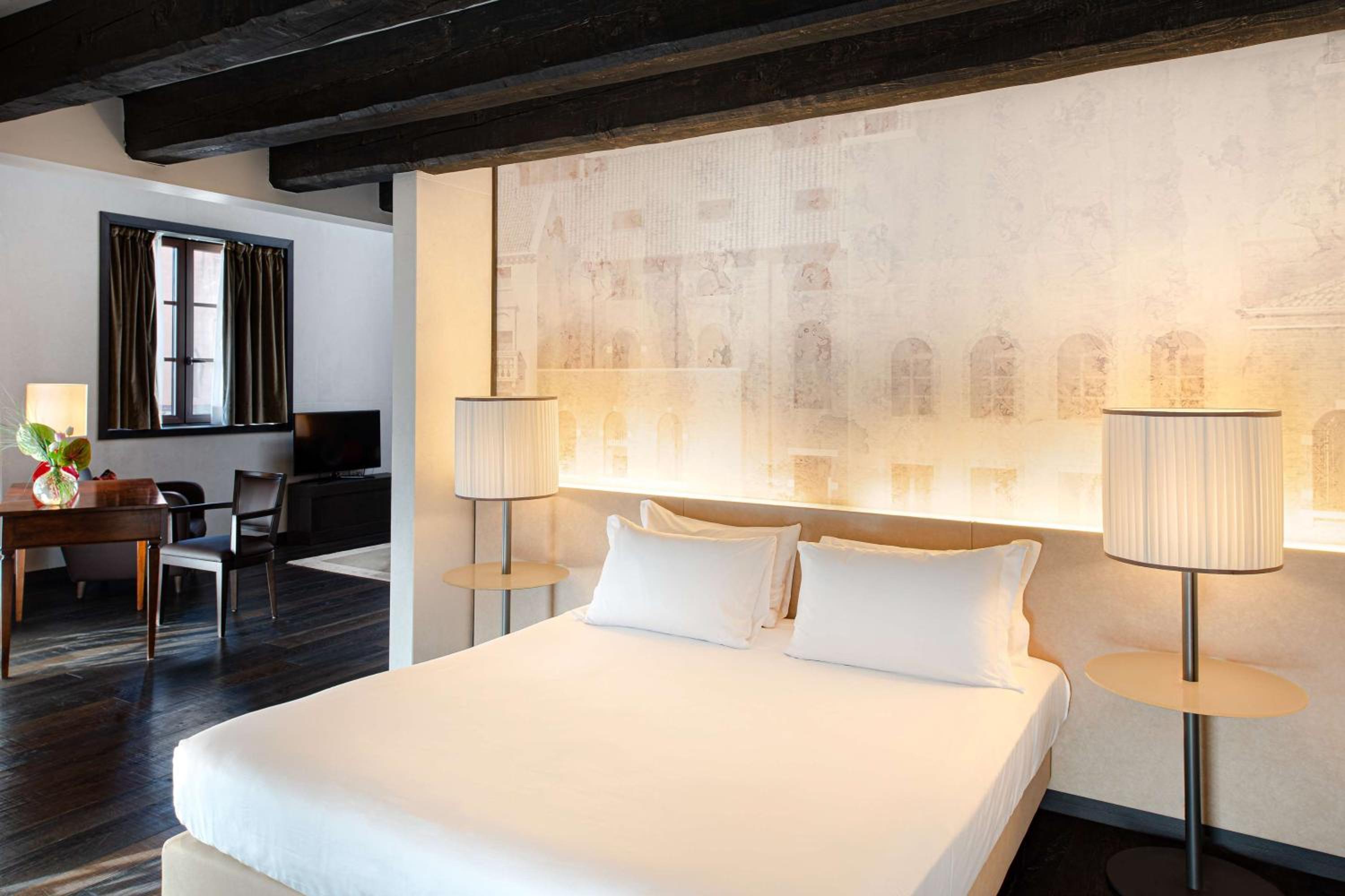 Grand Suite with Canal View - Photo 1